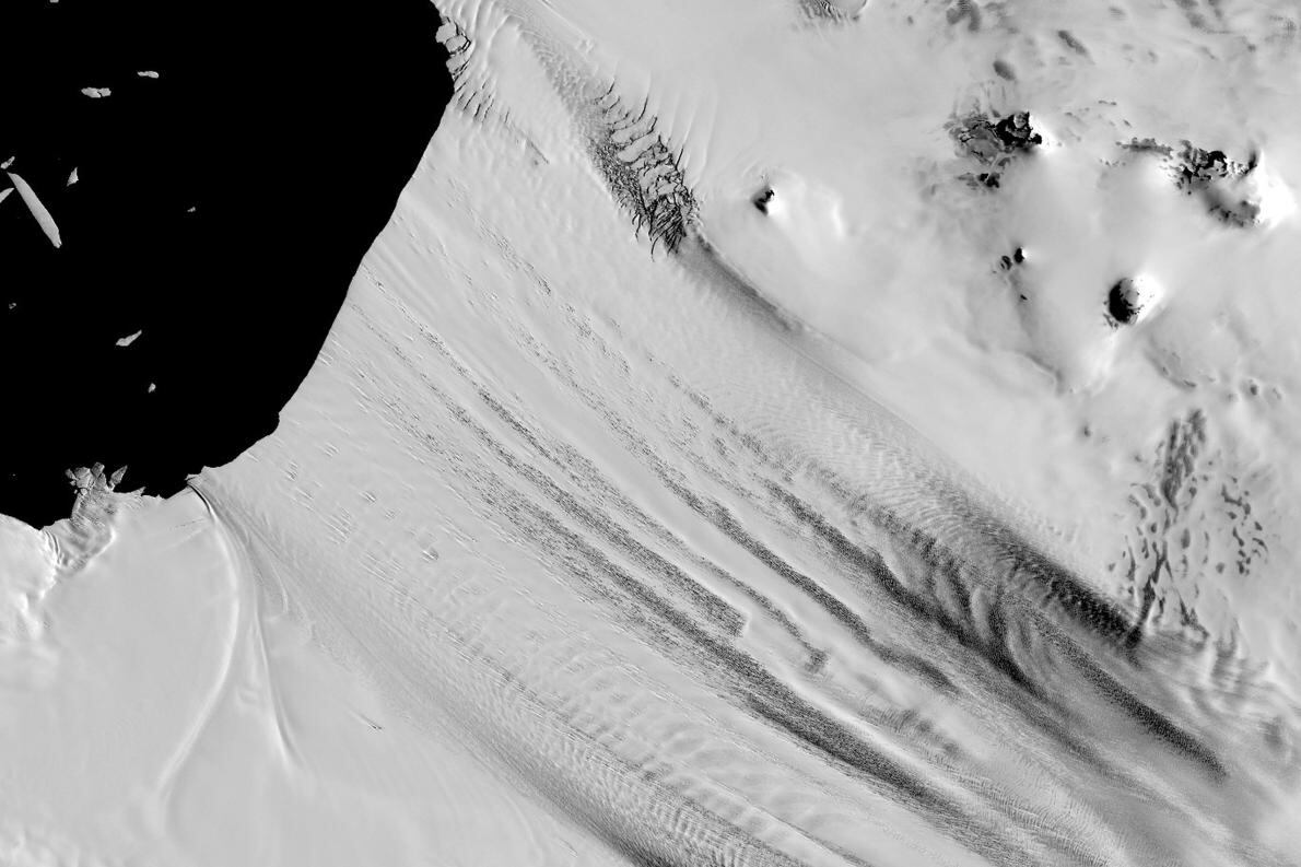 Pine Island Glacier's ice shelf in 2001. Pinning points are mostly smooth indicating that the floating ice has lost contact with high points on the seafloor.