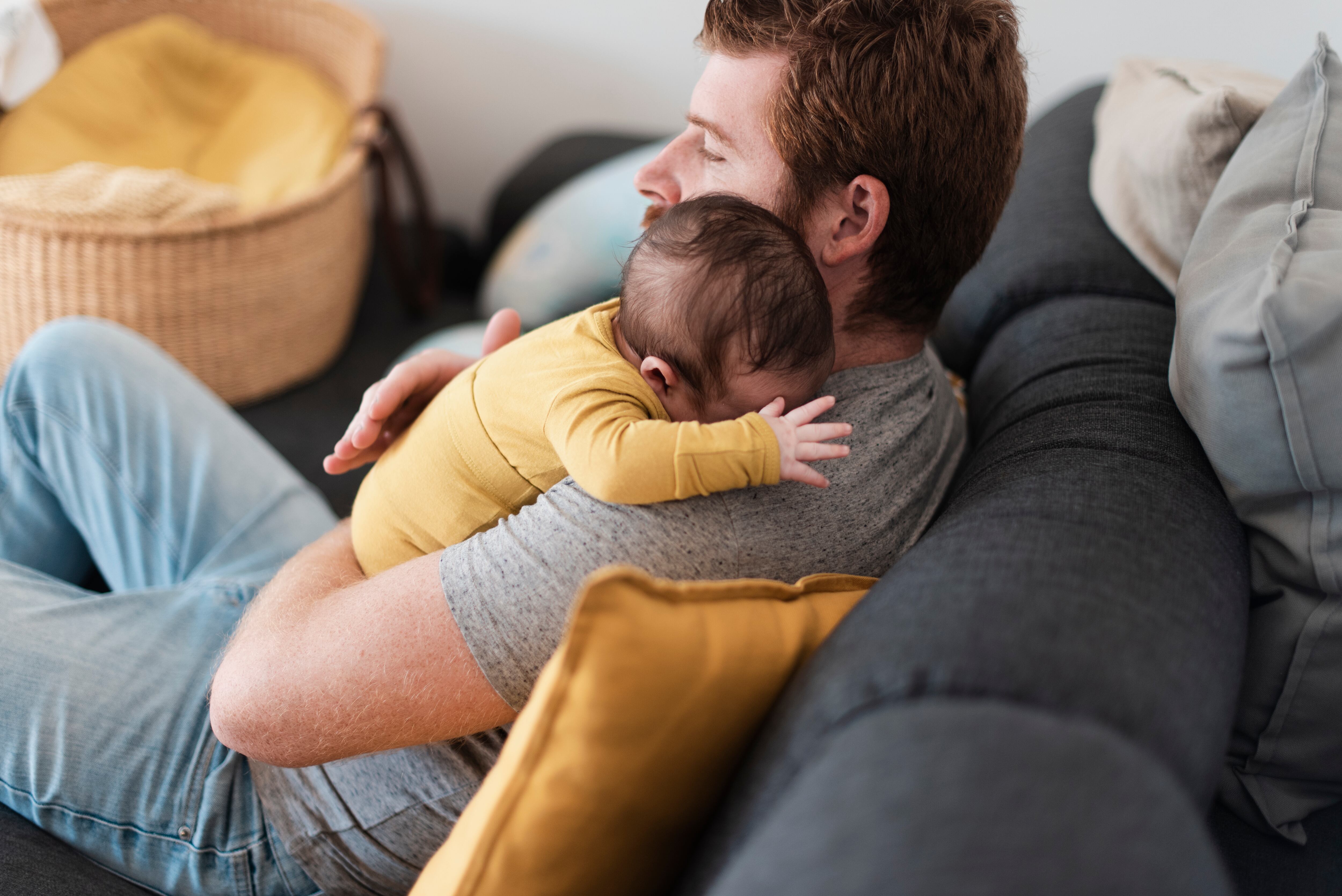 Un padre cuidando de su hijo. (Freepik).