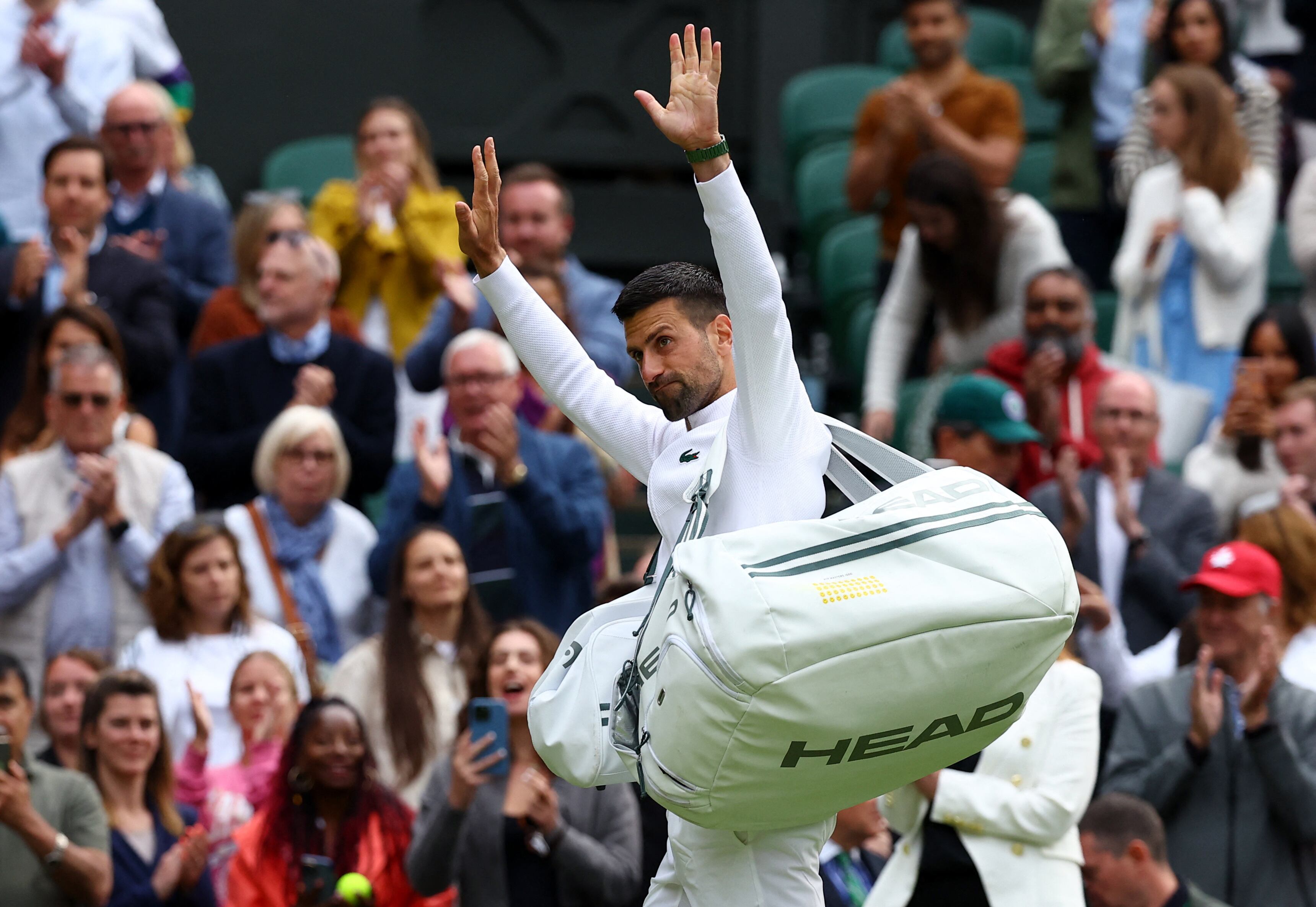 Novak Djokovic se retira ovacionado de la pista tras haber alcanzado su décima final en Wimbledon, luego de vencer al italiano Musetti en sets corridos (REUTERS/Hannah Mckay)