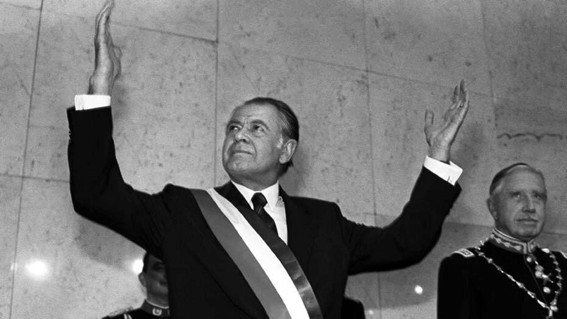 Patricio Aylwin, primer presidente de la "Concertación". Detrás suyo, Augusto Pinochet, que mantuvo durante años el cargo de "Senador vitalicio". Fue el inicio del verdadero "milagro económico" chileno