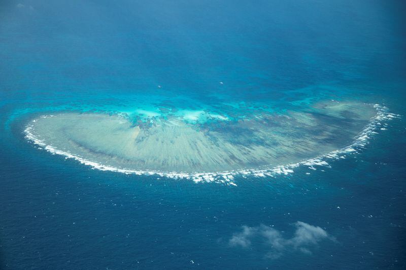 Una vista aérea tomada por la Guardia Costera de Filipinas muestra el arrecife Menzies (Reuters)