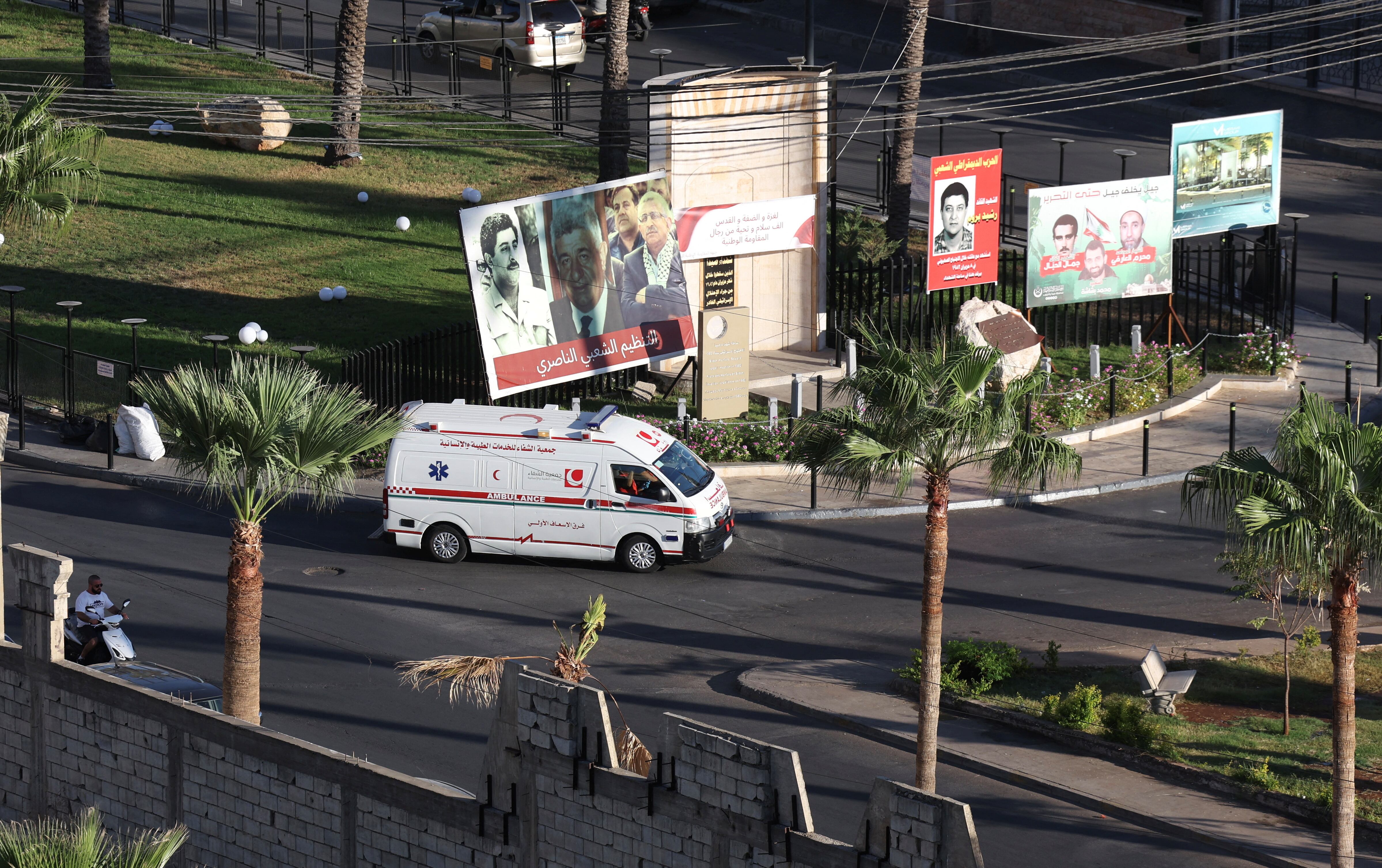 Una ambulancia en Sidon, una de las ciudades del Líbano en las que se registraron explosiones. (REUTERS/Aziz Taher)