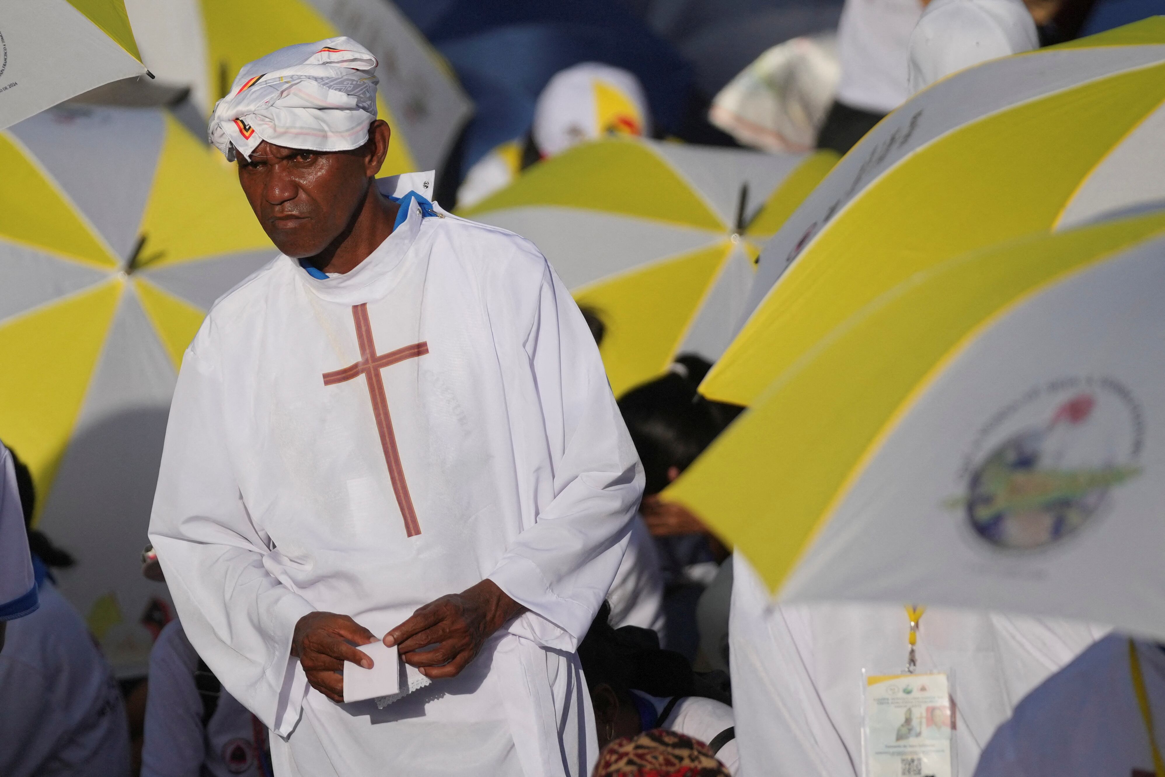 Un sacerdote asiste a la misa. 