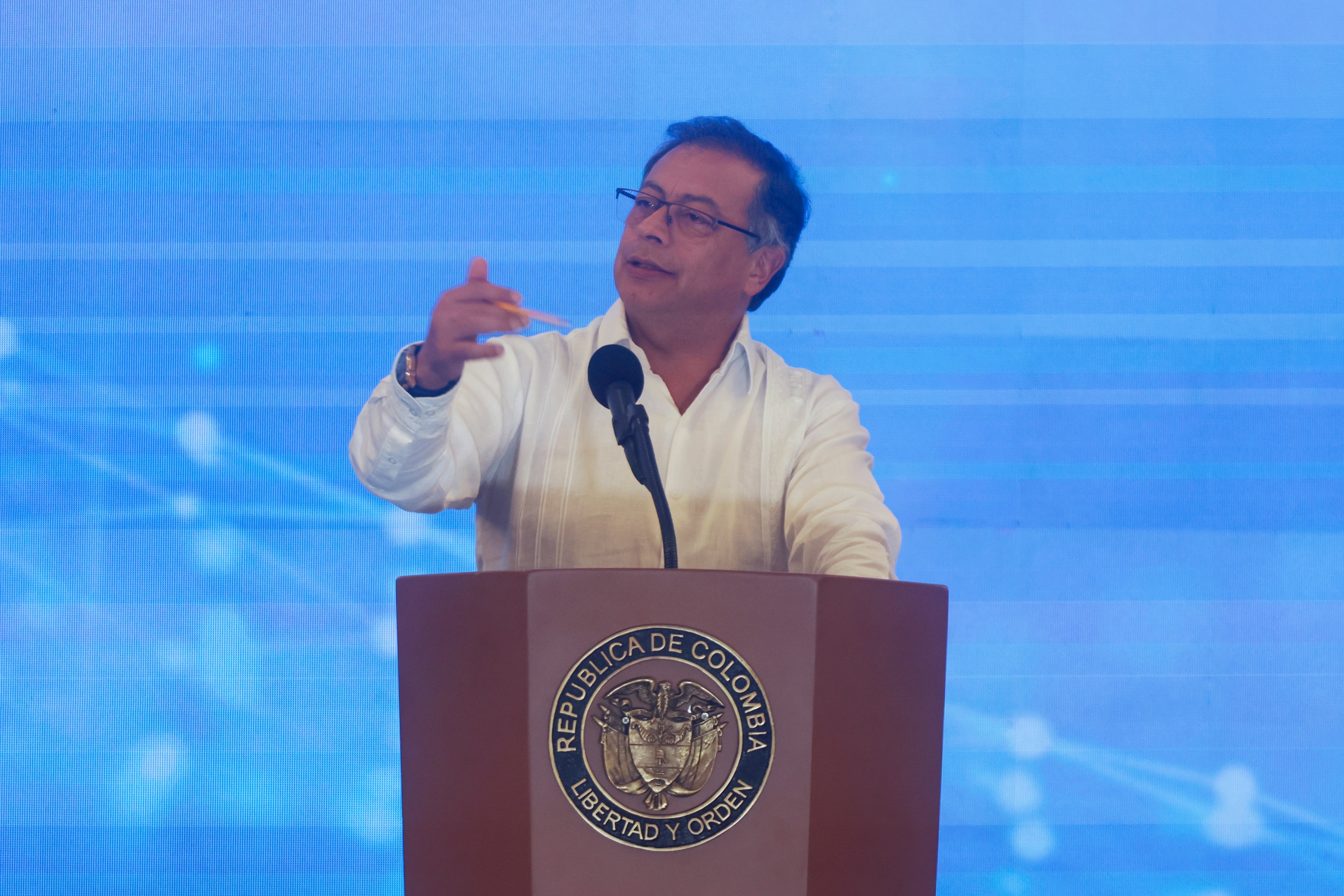 Presidente colombiano se disculpa por decir que quienes gritan 