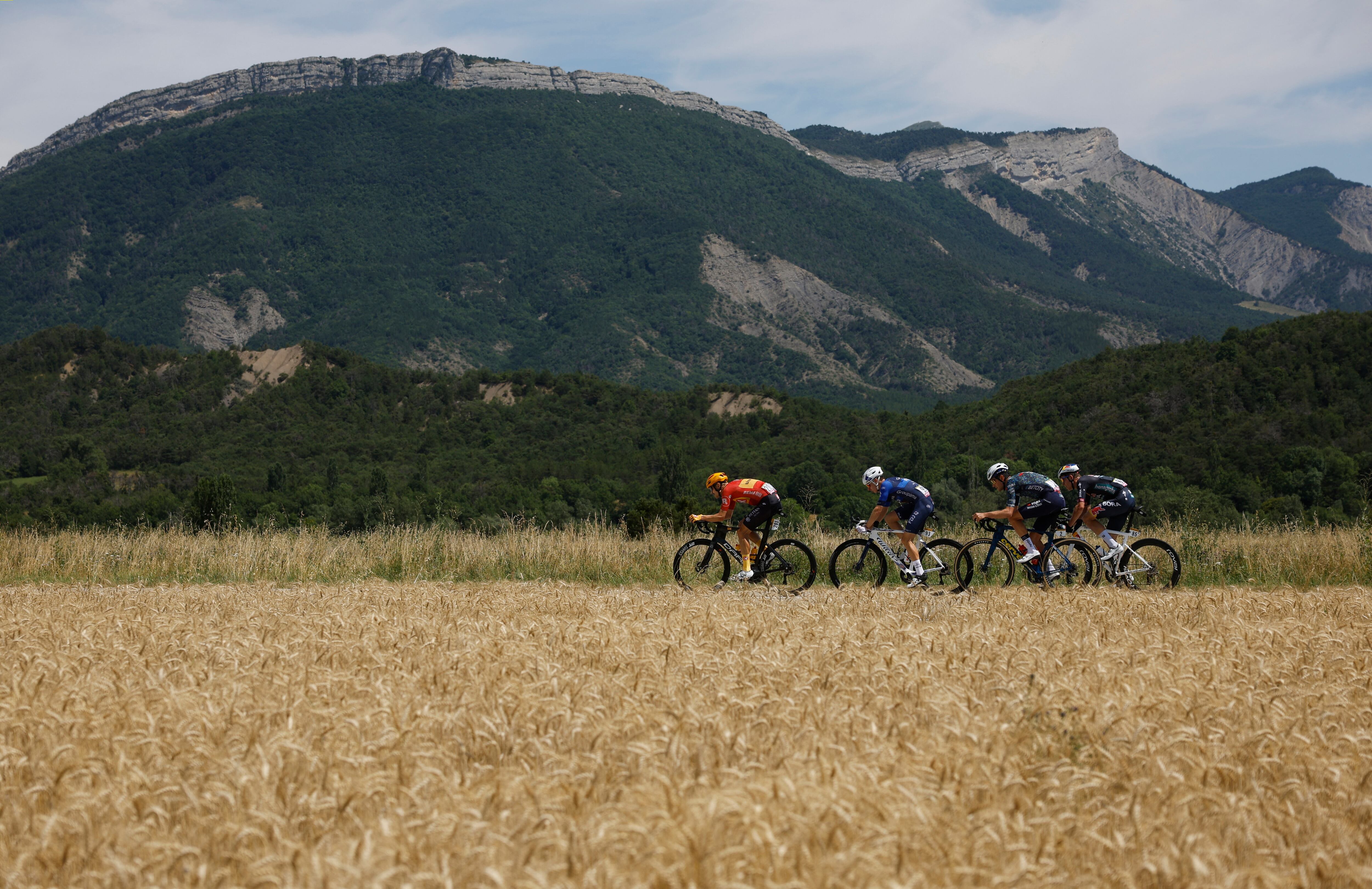 Los líderes Magnus Cort del Uno-X Mobility Magnus Cort, el corredor francés del Groupama - FDJ Romain Gregoire, y Tiesj Benoot Team Visma - Lease a Bike  como protagonistas de la etapa 17 del Tour de Francia - crédito Stephane Mahe / REUTERS 