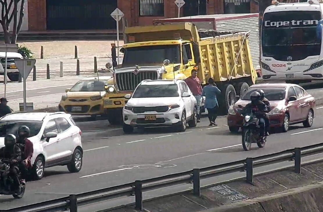 Siniestro en la localidad de Engativá, entre volqueta y automóvil en la Av. Boyacá con calle 53, sentido norte-sur - crédito @BogotaTransito/X