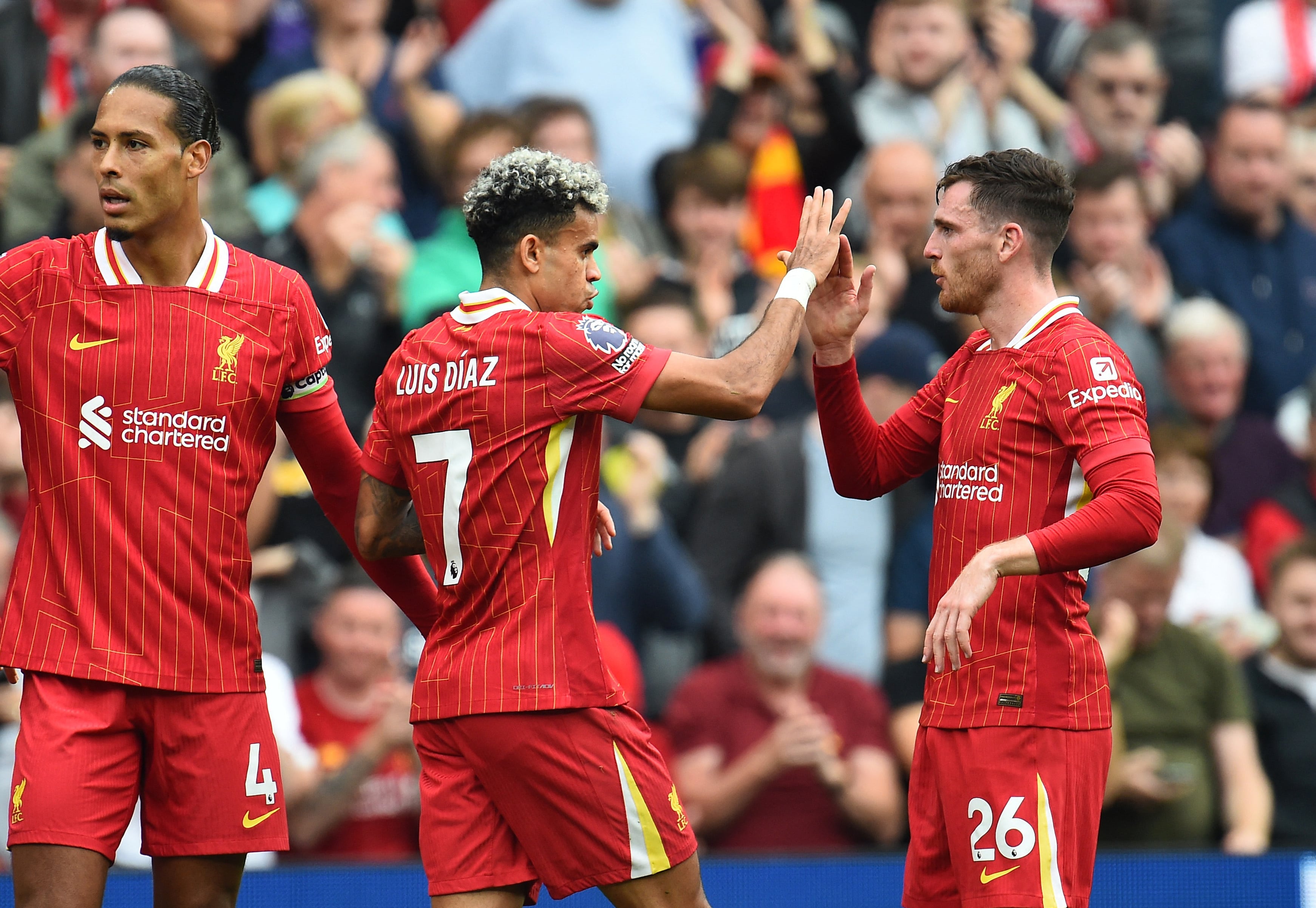 Luis Díaz y Andrew Robertson celebrando el gol - crédito Peter Powell / REUTERS  