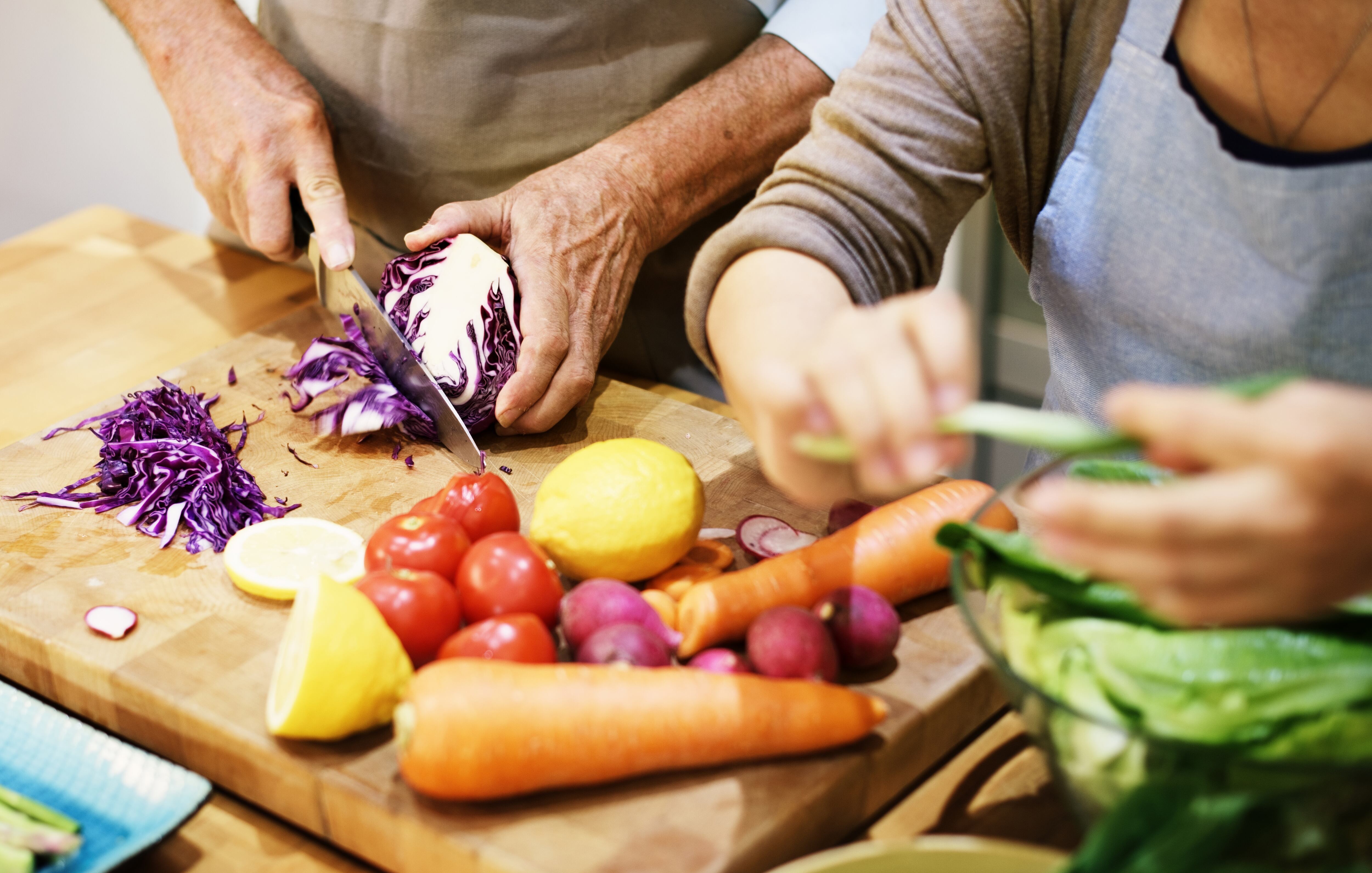 Una pareja de ancianos prepara la comida (Shutterstock)