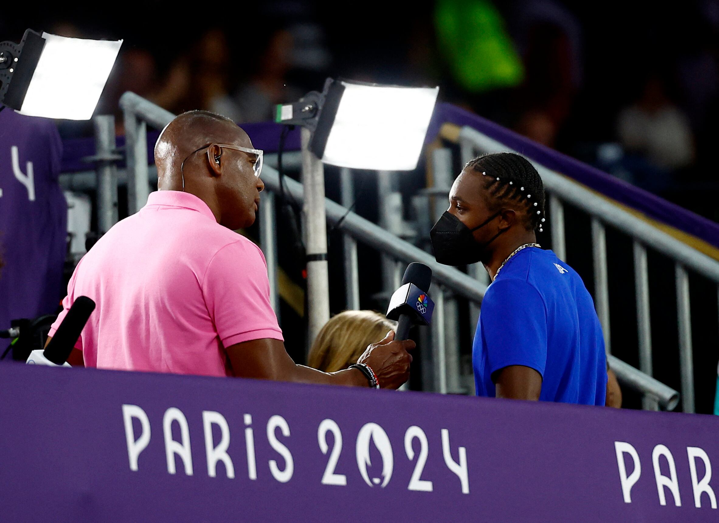 Lyles es entrevistado con un barbijo tras la carrera de los 200 metros (Foto: Reuters/Sarah Meyssonnier)