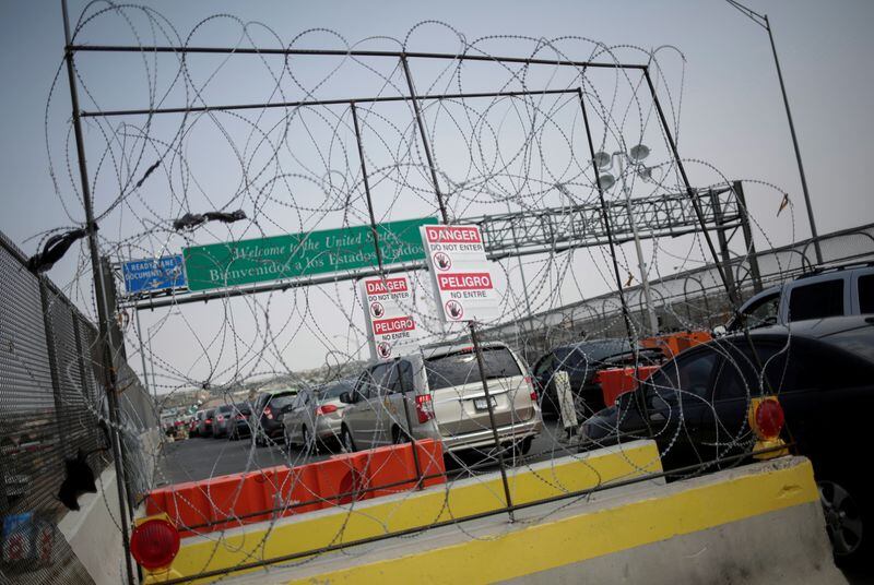 FOTO DE ARCHIVO: Autos hacen fila en el Puente Internacional Córdova en la frontera entre México y Estados Unidos para ingresar a El Paso, Texas, en Ciudad Juárez, México 24 de agosto de 2020. REUTERS/Jose Luis Gonzalez/