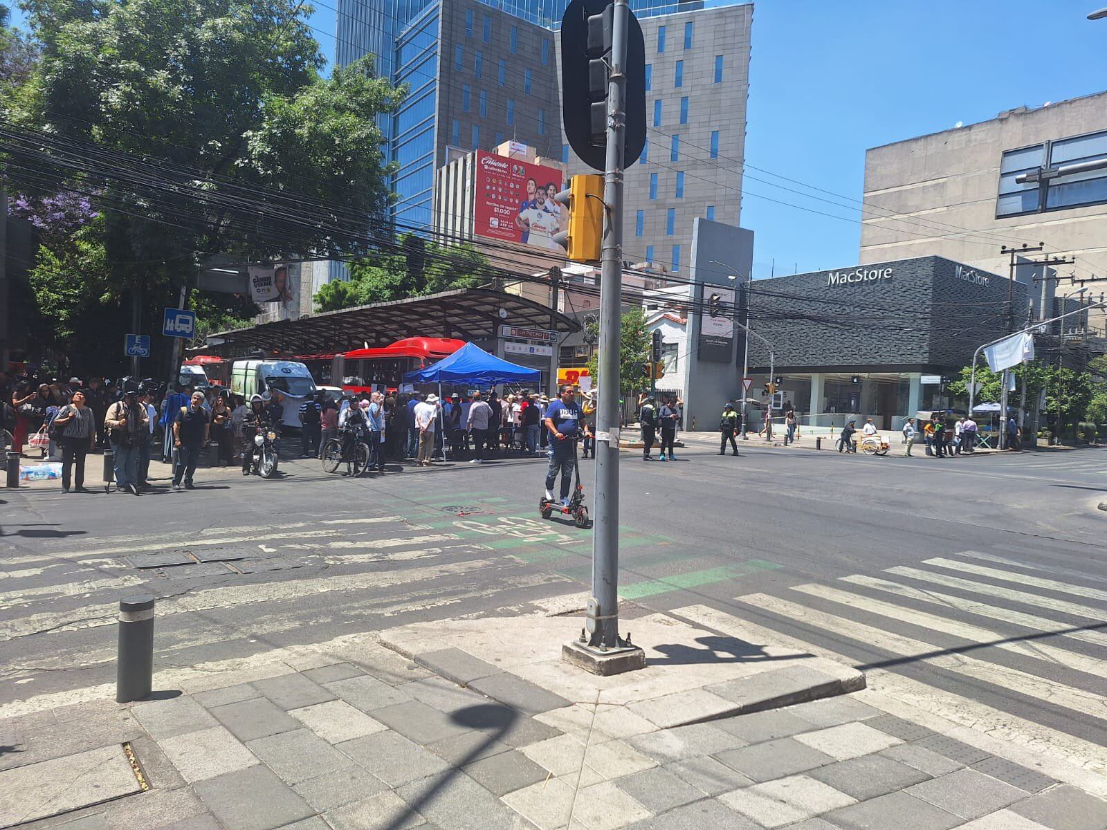 Los protestantes se encuentran ubicados justo en la salida de la estación La Piedad de la Línea 1 del Metrobús.