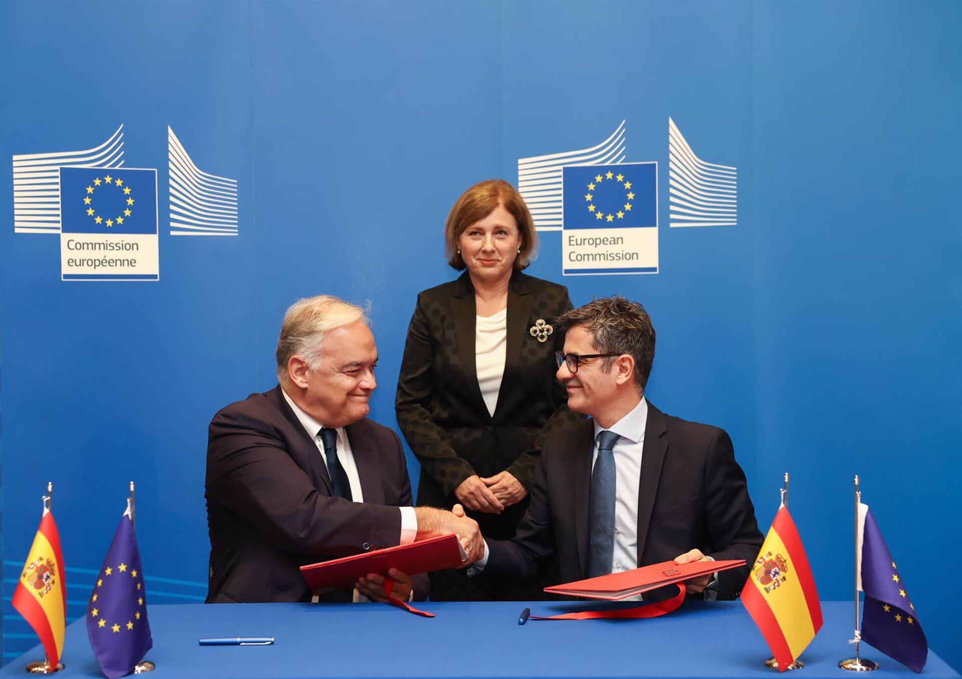 El ministro de Presidencia, Félix Bolaños, y el vicesecretario del PP, Esteban González Pons, firman el acuerdo para la renovación del CGPJ en presencia de la vicepresidenta de la Comisión Europea, Věra Jourová. (EUROPA PRESS)

