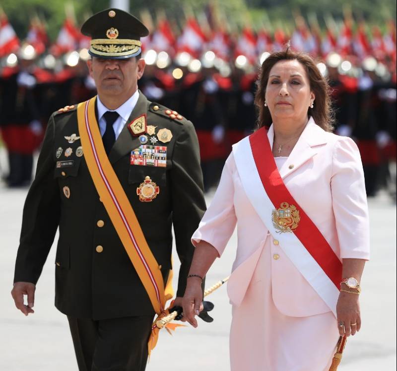 Manuel Gómez de la Torre, jefe del Comando Conjunto de las Fuerzas Armadas, al lado de la presidenta Dina Boluarte en un acto militar.