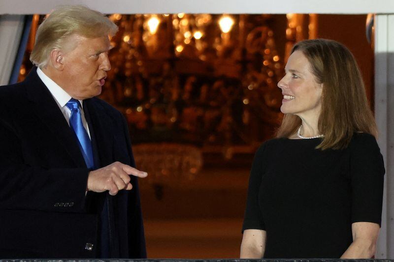 Foto de Archivo: El ex presidente de Estados Unidos, Donald Trump, habla con la jueza Amy Coney Barrett tras su juramento como jueza asociada del Tribunal Supremo de Estados Unidos, 2020 (REUTERS/Jonathan Ernst)