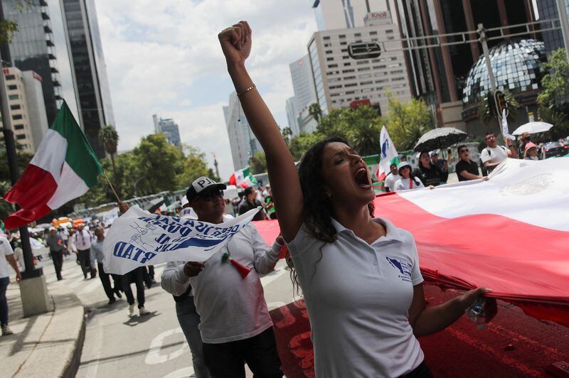 Una mujer levanta el puño durante una marcha por la avenida Paseo de la Reforma en protesta contra la controvertida reforma al poder judicial del país, que marcaría el comienzo de una nueva era de elecciones para todos los jueces, en Ciudad de México, México. 6 de septiembre de 2024. REUTERS/Henry Romero