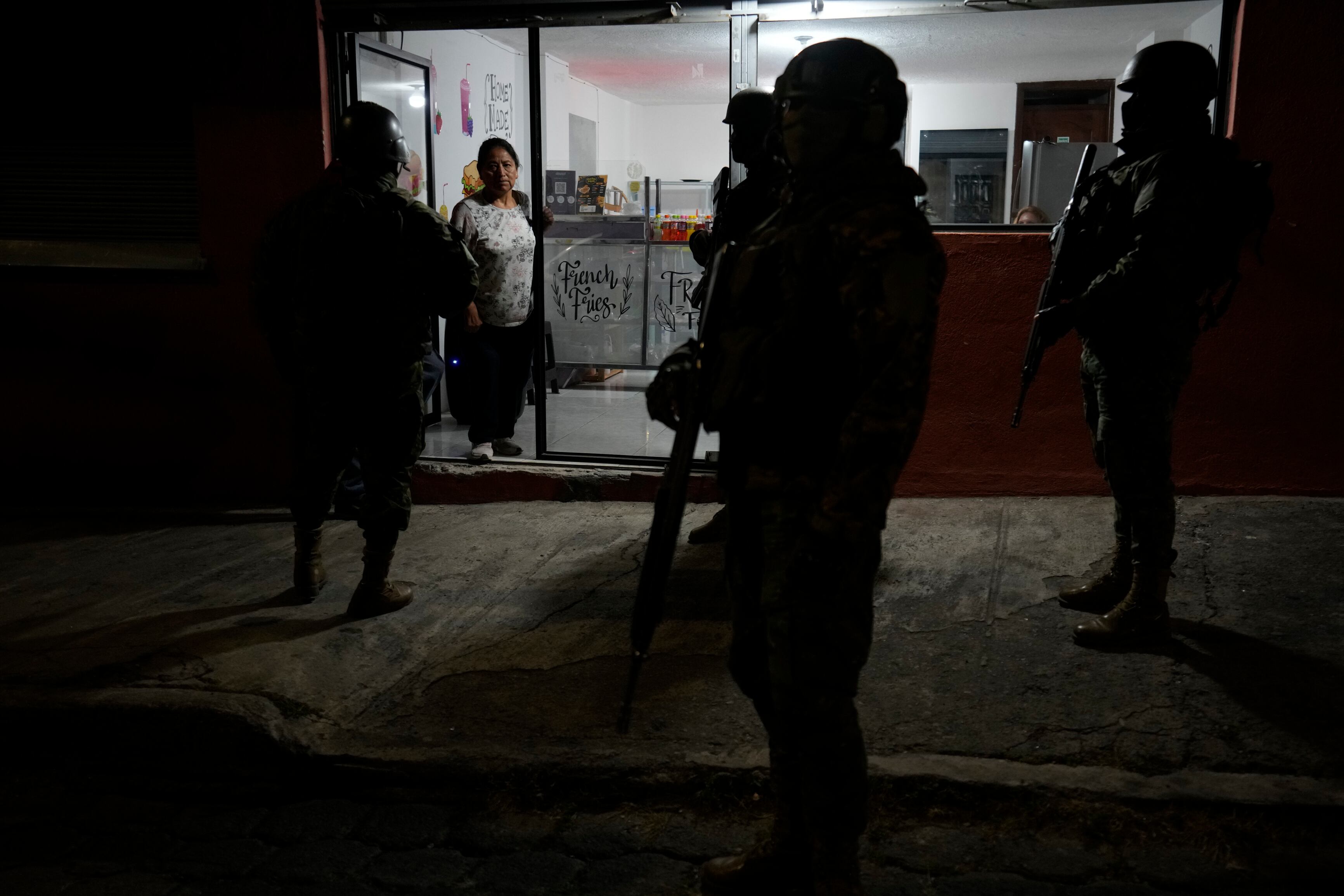 Militares patrullan por una calle ante los cortes de energía  (AP Foto/Dolores Ochoa)