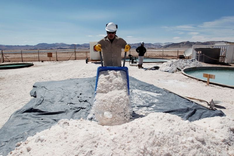 Una persona cargando concentrado de halita en el Salar del Hombre Muerto, una importante fuente de litio a unos 4.000 metros de altura. (Reuters)