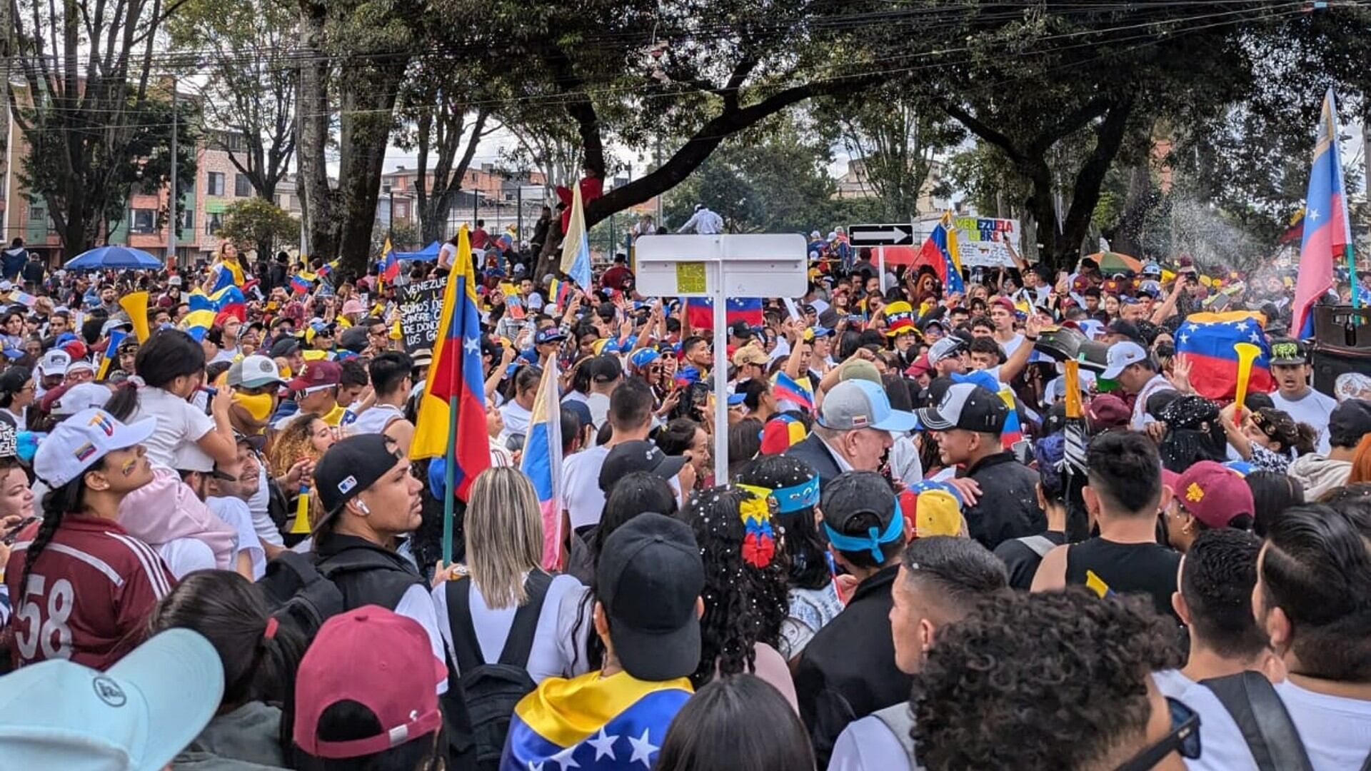 Manifestantes se reunieron en el único punto de votación habilitado, causando aglomeraciones significativas en áreas clave de la ciudad y afectando el tránsito local - crédito redes sociales