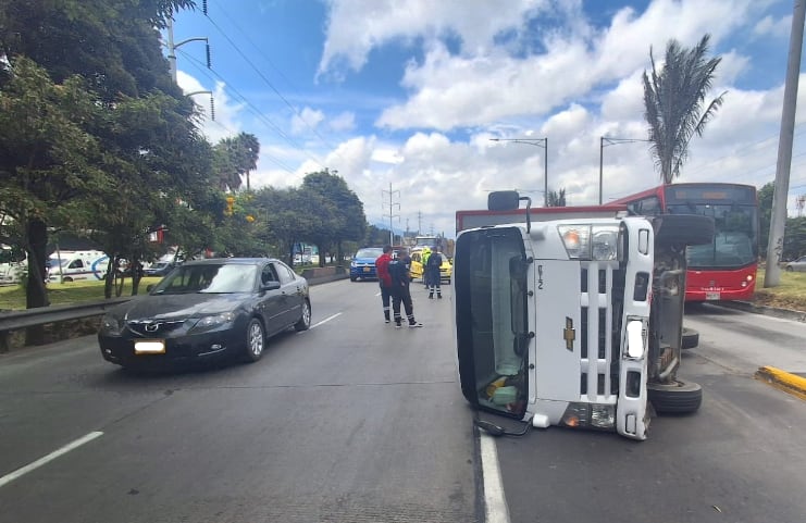 Se volcó otro camión en la autopista Norte en Bogotá: hay otros vehículos involucrados