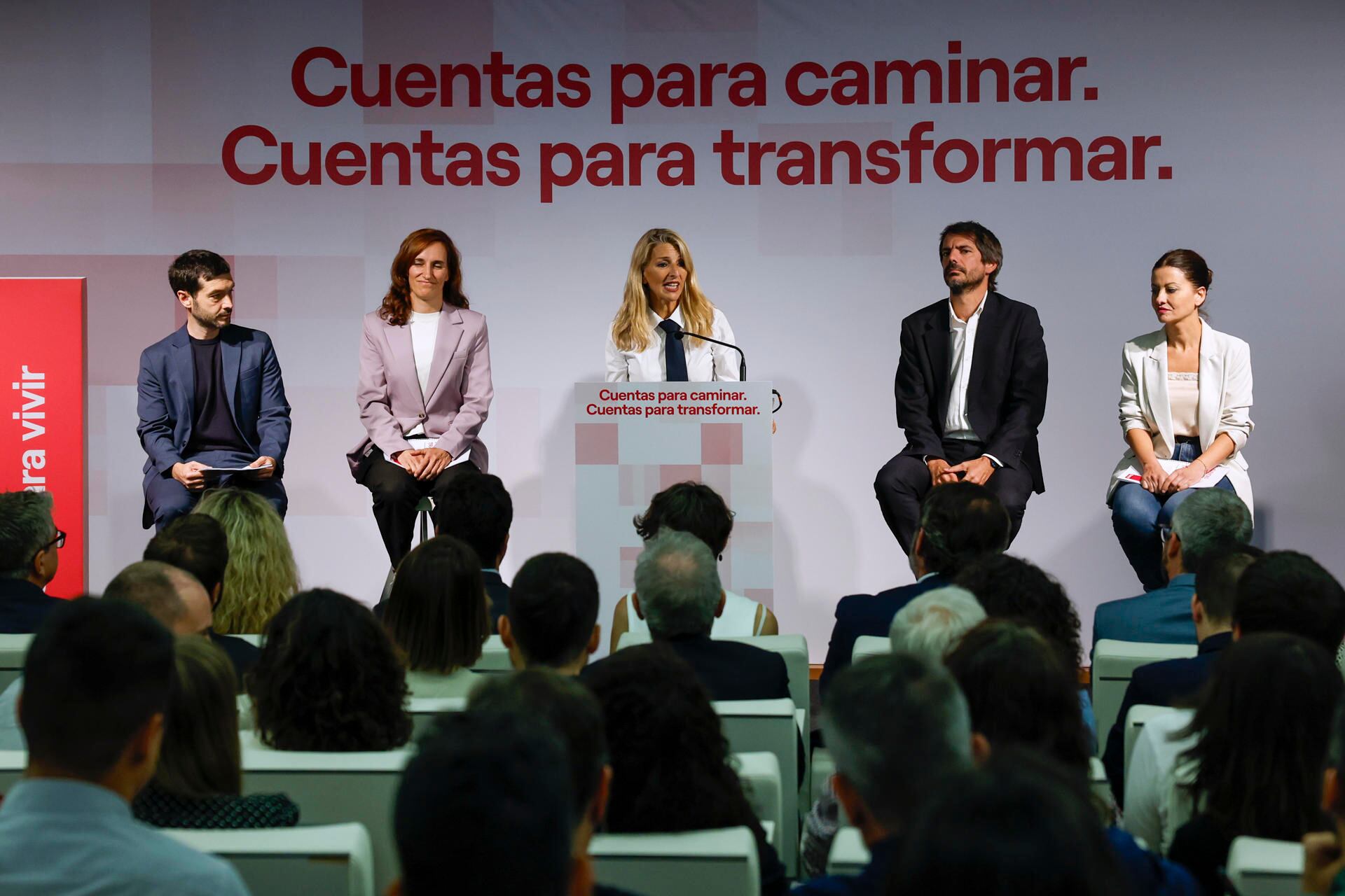 La líder de Sumar, vicepresidenta segunda y ministra de Trabajo, Yolanda Díaz (c), acompañada por los ministros de (de izq a der) Derechos Sociales, Pablo Bustinduy; Sanidad, Mónica García; Cultura, Ernest Urtasun, y de Juventud e Infancia, Sira Rego. (EFE/ J.J. Guillén)