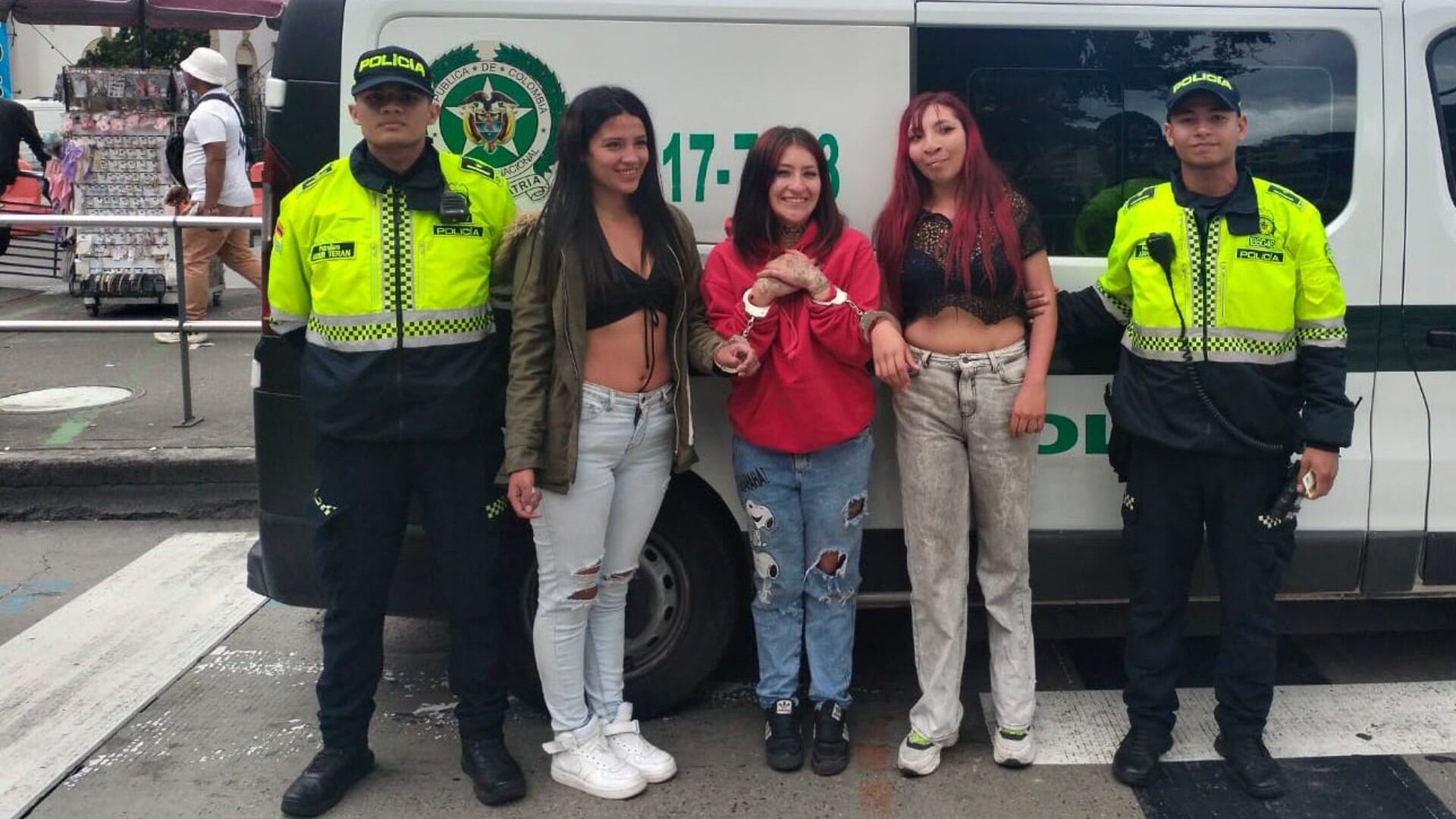 La rápida acción policial fue posible gracias a las denuncias ciudadanas. Durante su arresto, las ladronas incluso sonreían mientras eran fotografiadas - crédito redes sociales