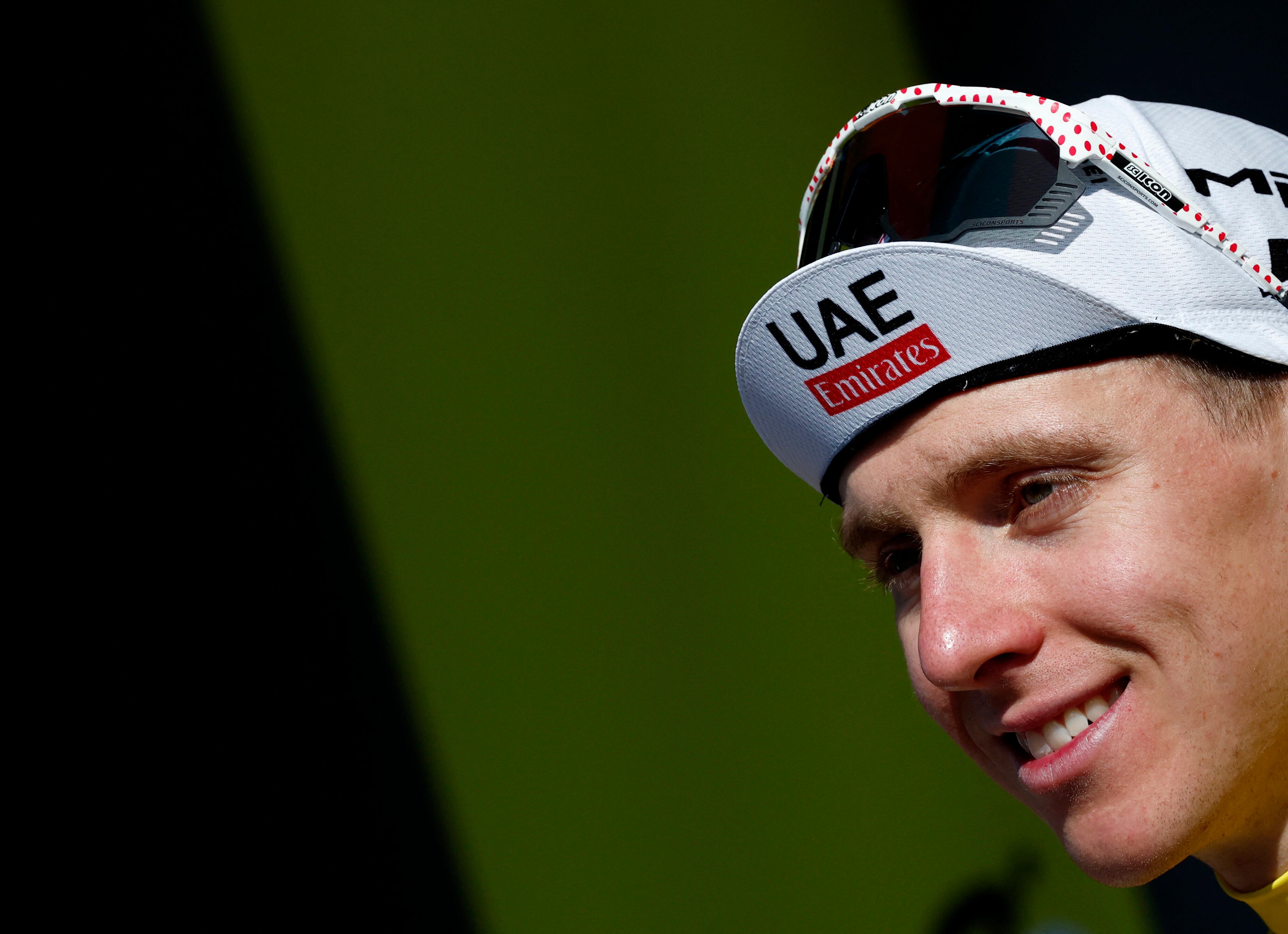 Tadej Pogacar además de ser el líder del Tour de Francia, porta la camiseta de líder de la montaña - crédito Stephane Mahe/REUTERS