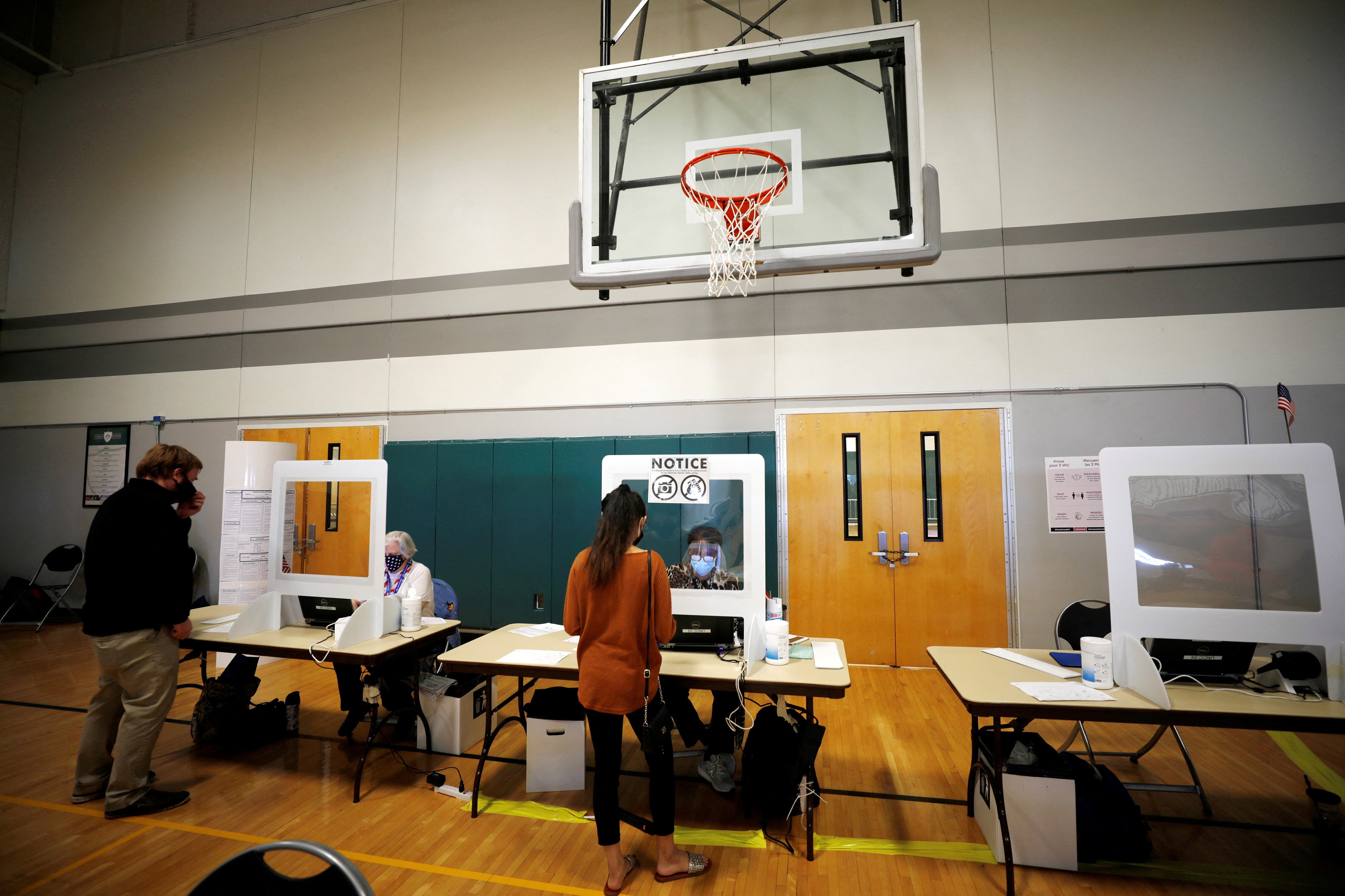 Estudiantes universitarios de la Universidad de Carolina del Norte en Charlotte llegan para depositar su voto en un colegio electoral situado en el gimnasio del campus en las elecciones de 2020 (REUTERS/Jonathan Drake/archivo)