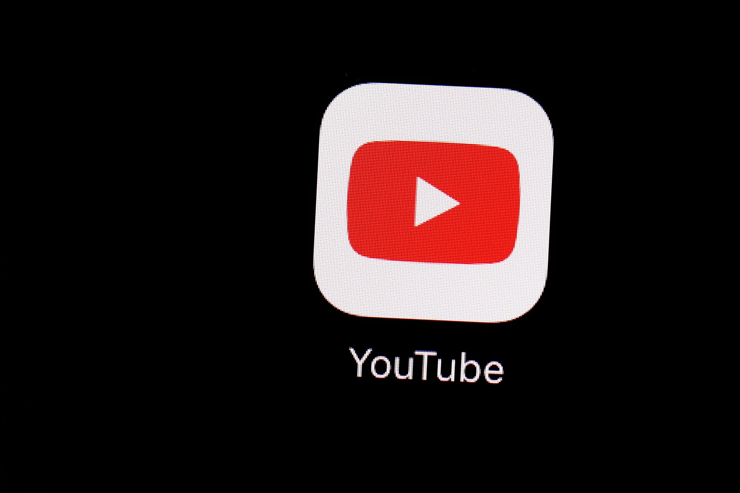 Una de las ventajas de YouTube es que no debe crear contenido propio y todo depende de los usuarios, lo que da ventaja sobre sus competidores. (AP Foto/Patrick Semansky, File)