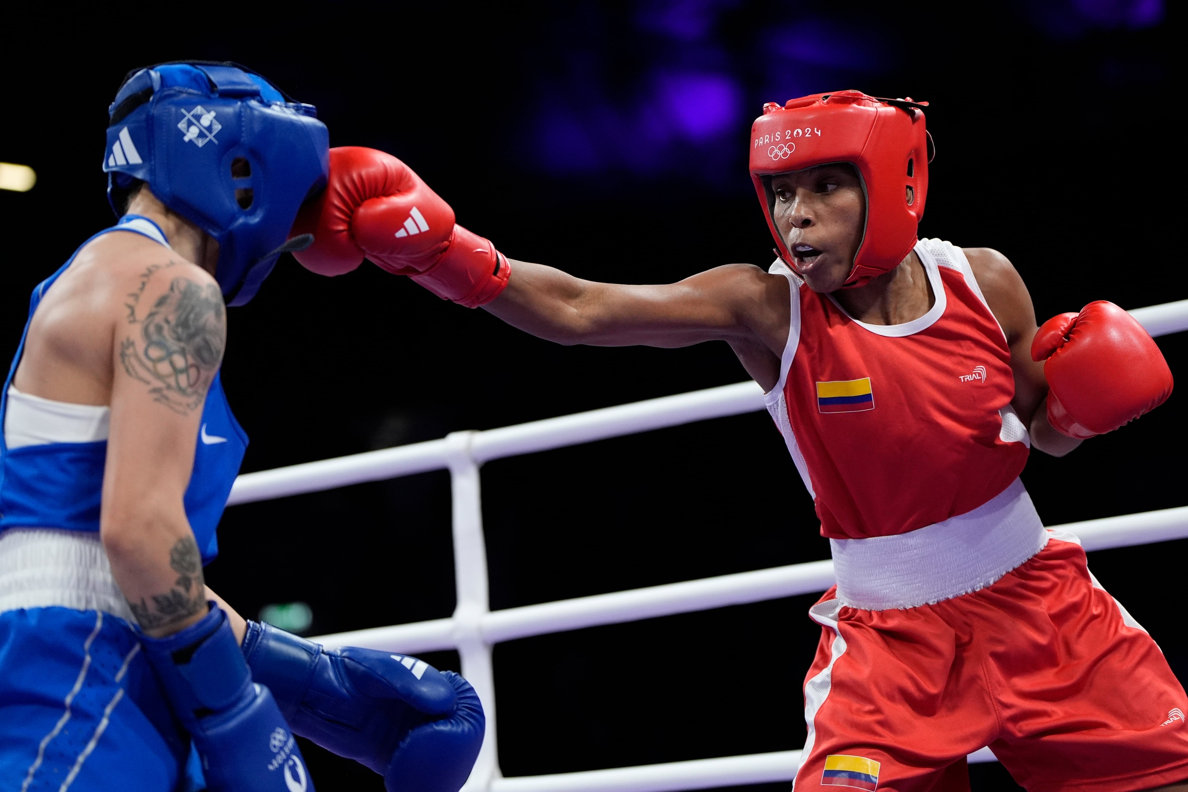 La colombiana Ingrit Valencia en su última pelea contra Nazym Kyzaibay, de Kazajistán, en los 50 kilogramos en los Juegos Olímpicos de París 2024 - crédito John Locher/AP Foto