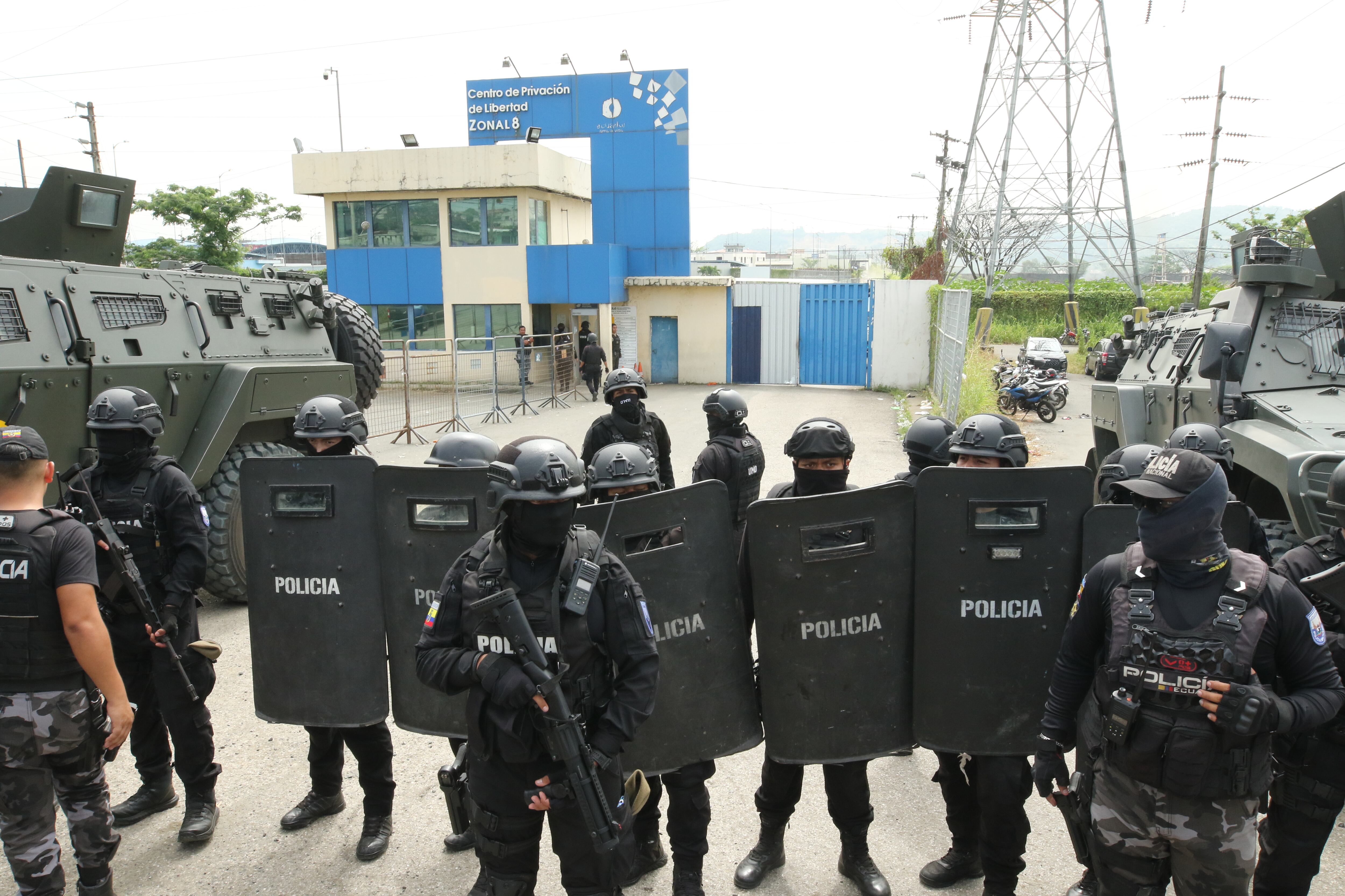 Fotografía de archivo del 6 de abril de 2024 de agentes de la Policía que vigilan el operativo de llegada del ex vicepresidente ecuatoriano Jorge Glas a la cárcel 'La Roca', en Guayaquil (EFE/ Jonathan Miranda)
