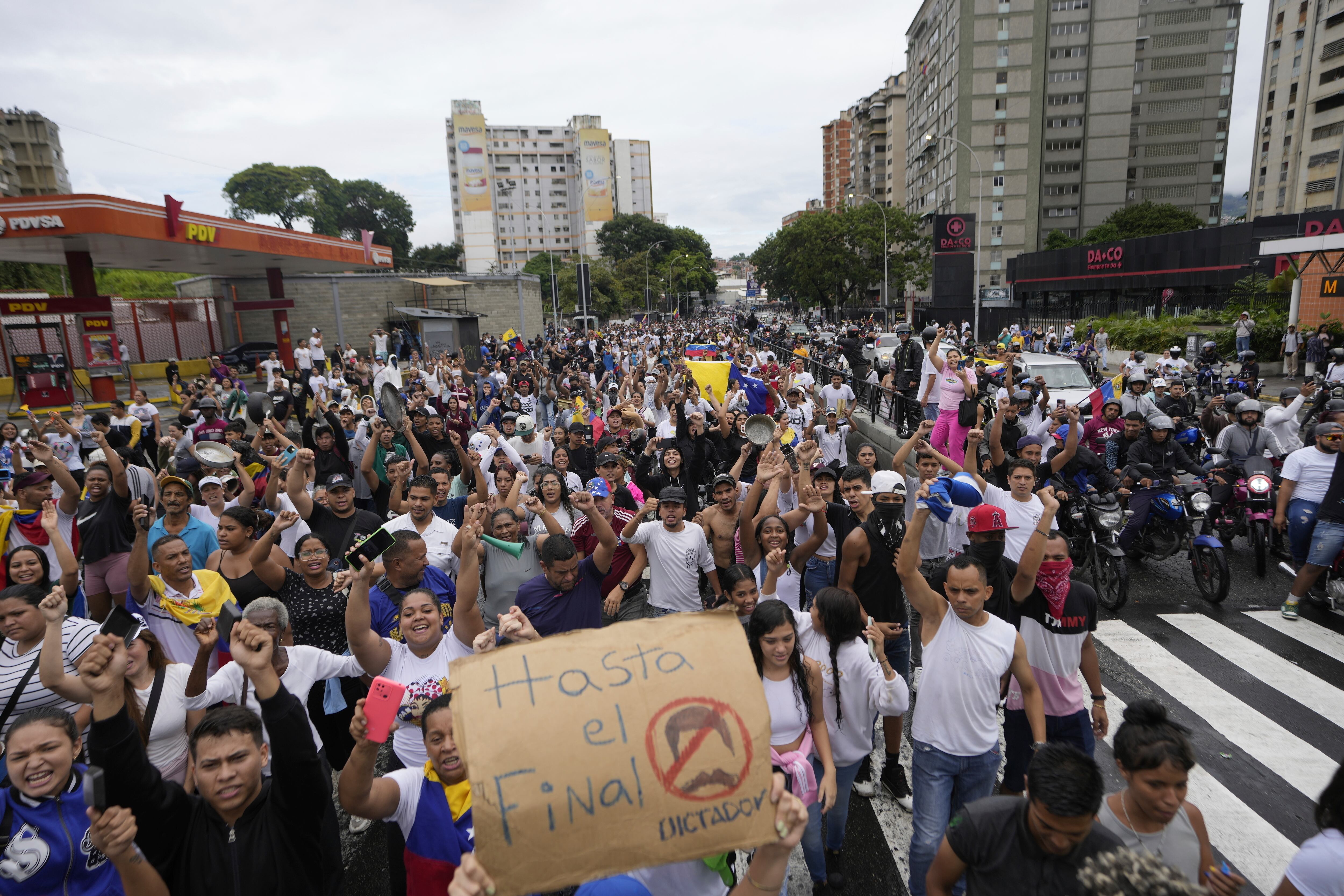 Manifestantes marchan contra los resultados oficiales de las elecciones que declaran ganador al presidente Nicolás Maduro, el día después de los comicios en Caracas, Venezuela, el lunes 29 de julio de 2024 (AP Foto/Matías Delacroix)