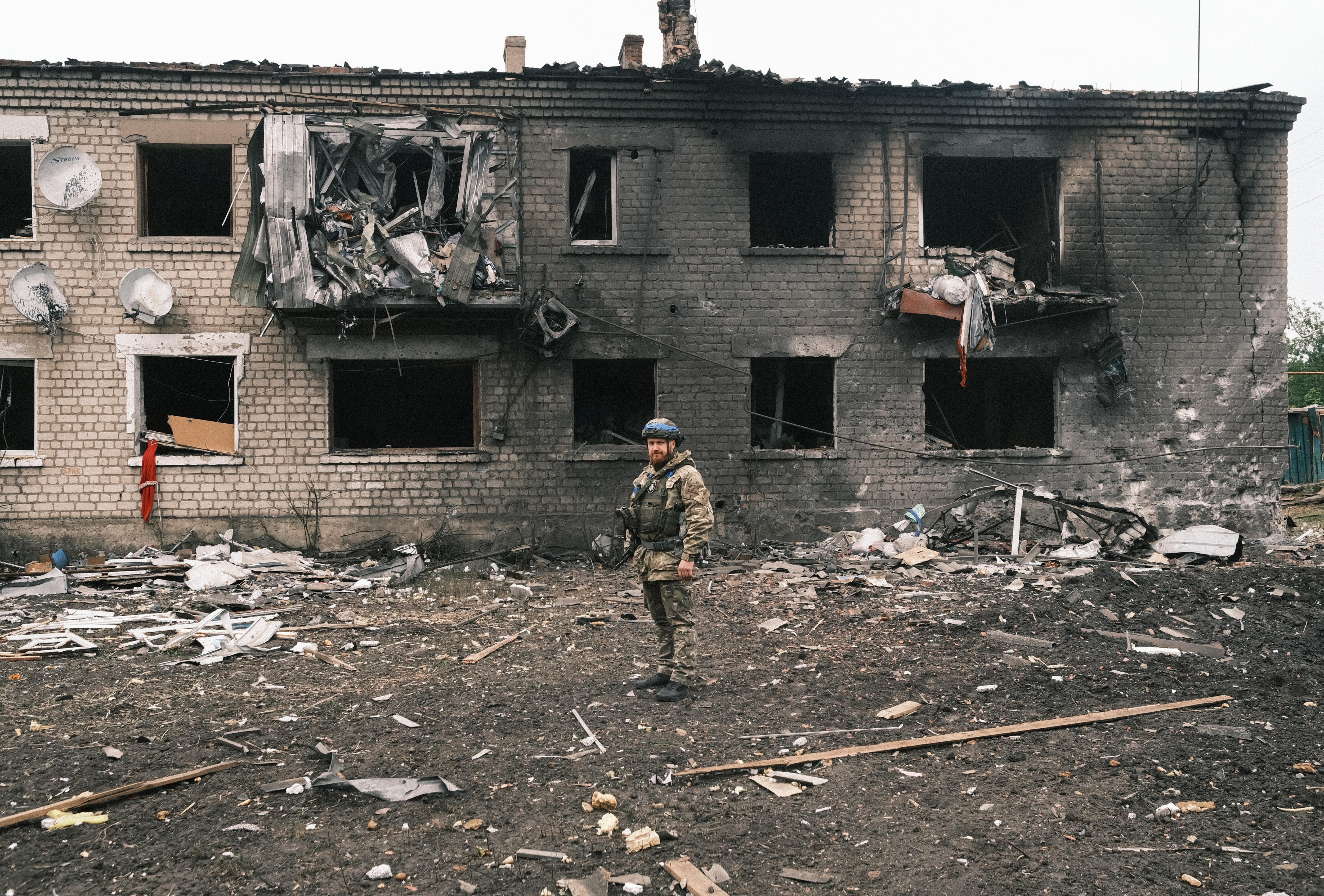 Un oficial de policía ucraniano inspecciona un edificio dañado en la ciudad Vovchansk, en la zona fronteriza con Rusia de la región de Járkov, noreste de Ucrania, el 13 de mayo de 2024. EFE/EPA/GEORGE IVANCHENKO
