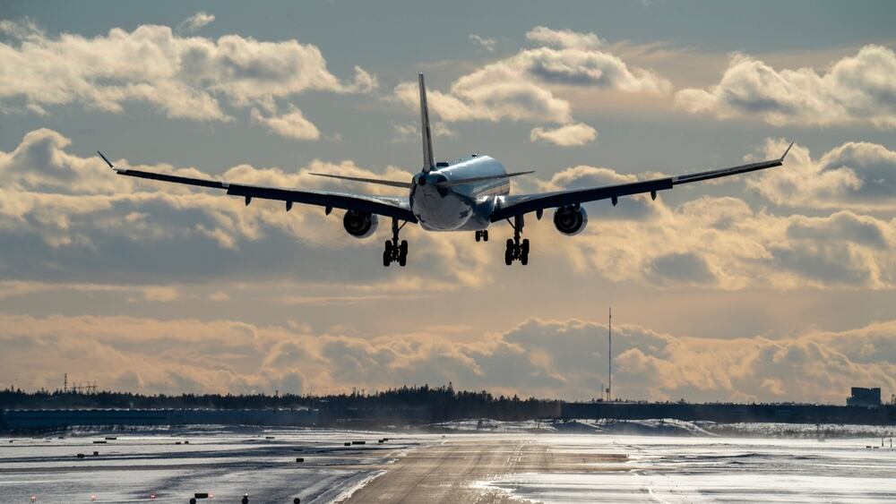 Avión aterrizando (Shutterstock).