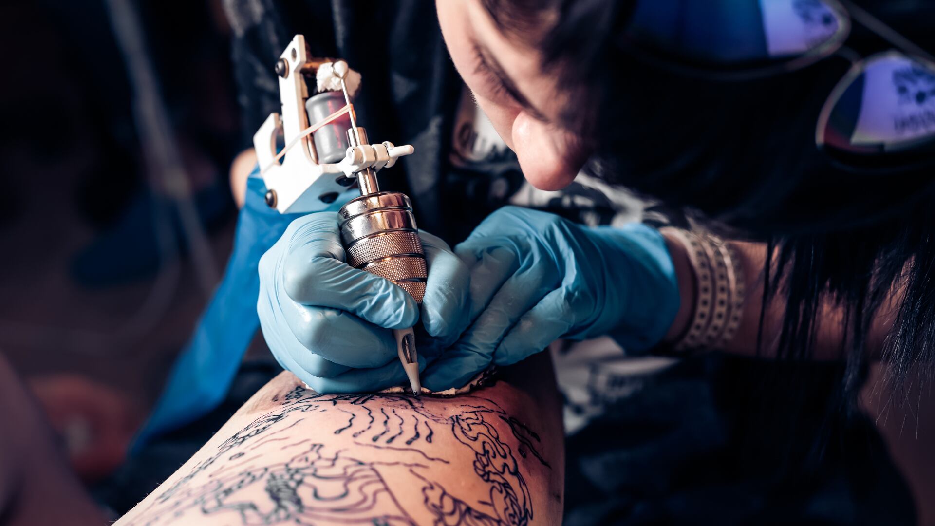 El grupo de científicos que hizo el estudio considera que aún falta hacer más investigación. Pero comentaron que las personas con tatuajes deberían prestar atención y hacer consulta médica temprana (Getty Images)