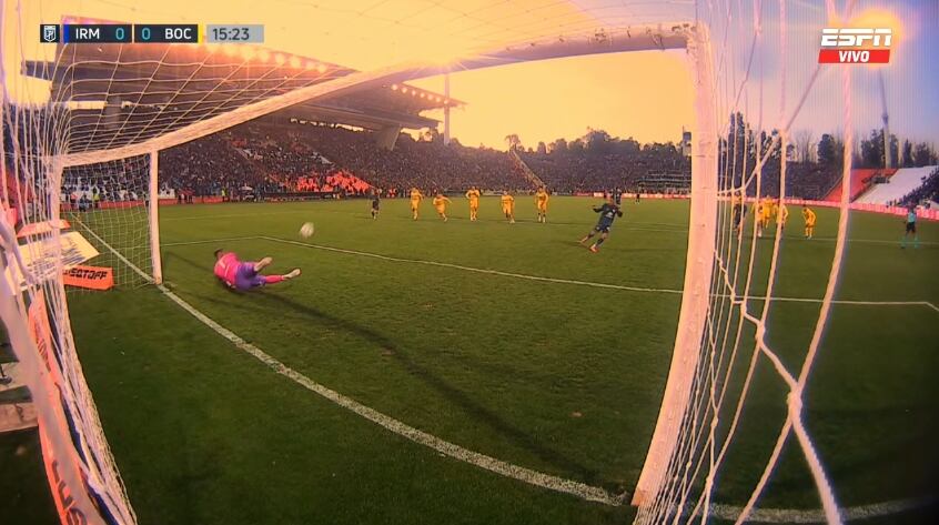 'Chiquito' Romero se lanzó a su mano izquierda y evitó el gol de Sebastián Villa en Boca Juniors vs Independiente Rivadavia.