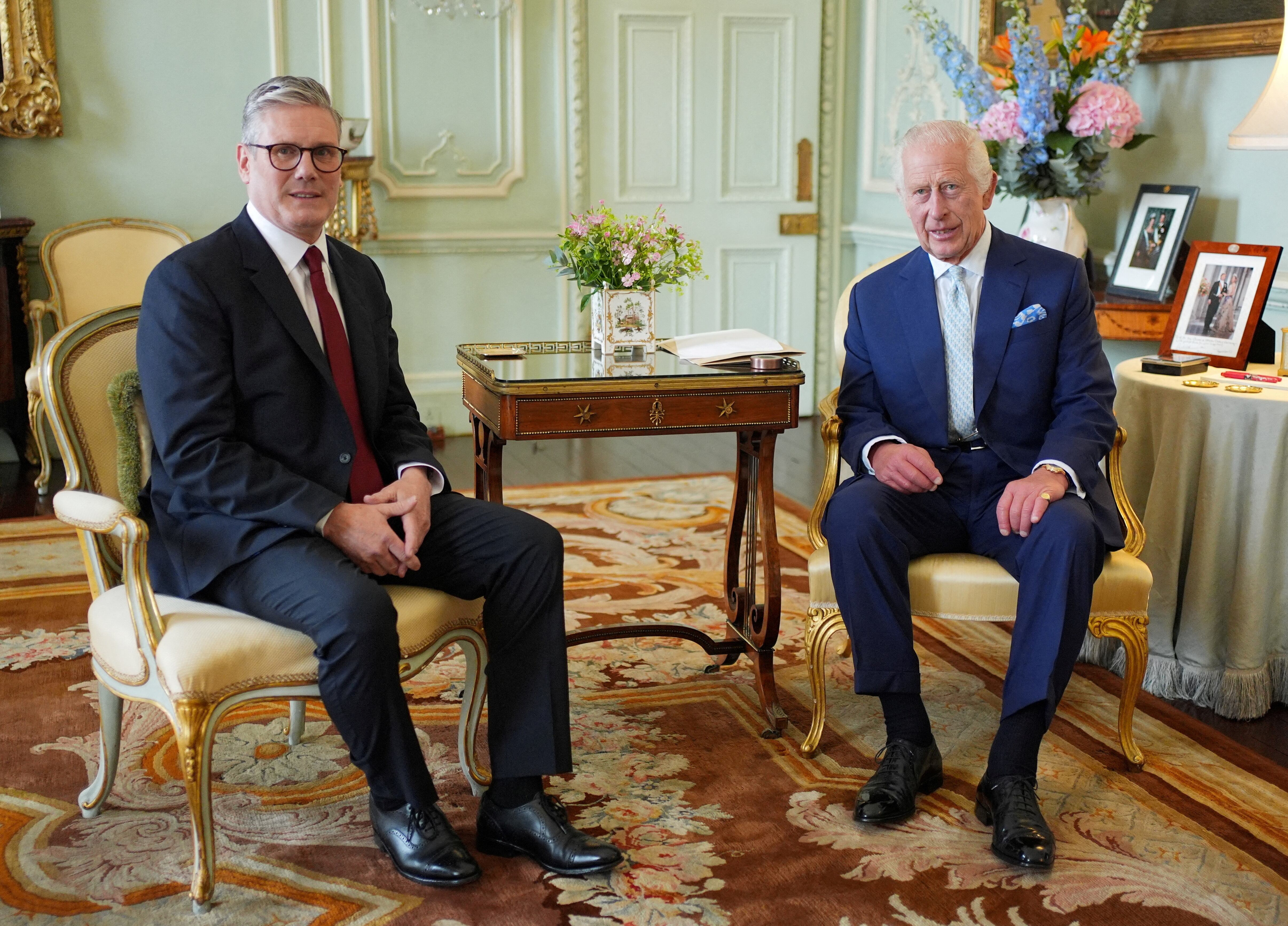 El presente: Keir Starmer con el rey Carlos en el palacio de Buckingham. (Yui Mok/POOL via REUTERS)