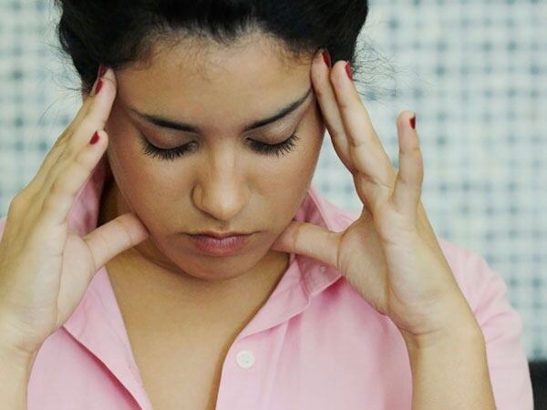 La migraña y el dolor de cabeza suelen ser confundidas, pero en realidad estas dos dolencias tienen síntomas diferentes (Getty Images)