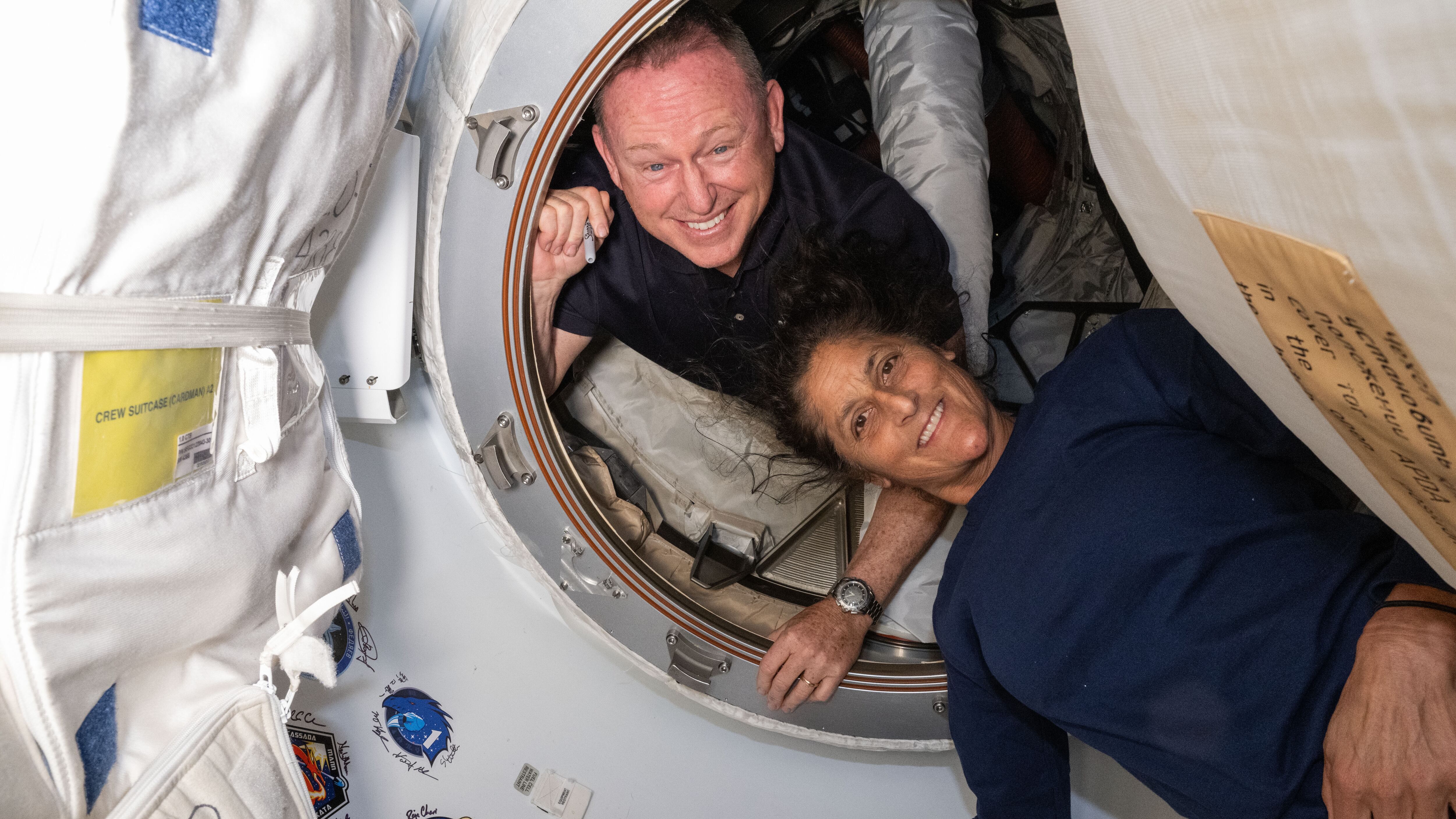 Los astronautas Butch Wilmore y Suni Williams permanecen en la ISS a la espera de una decisión de la NASA. (EFE/NASA)
