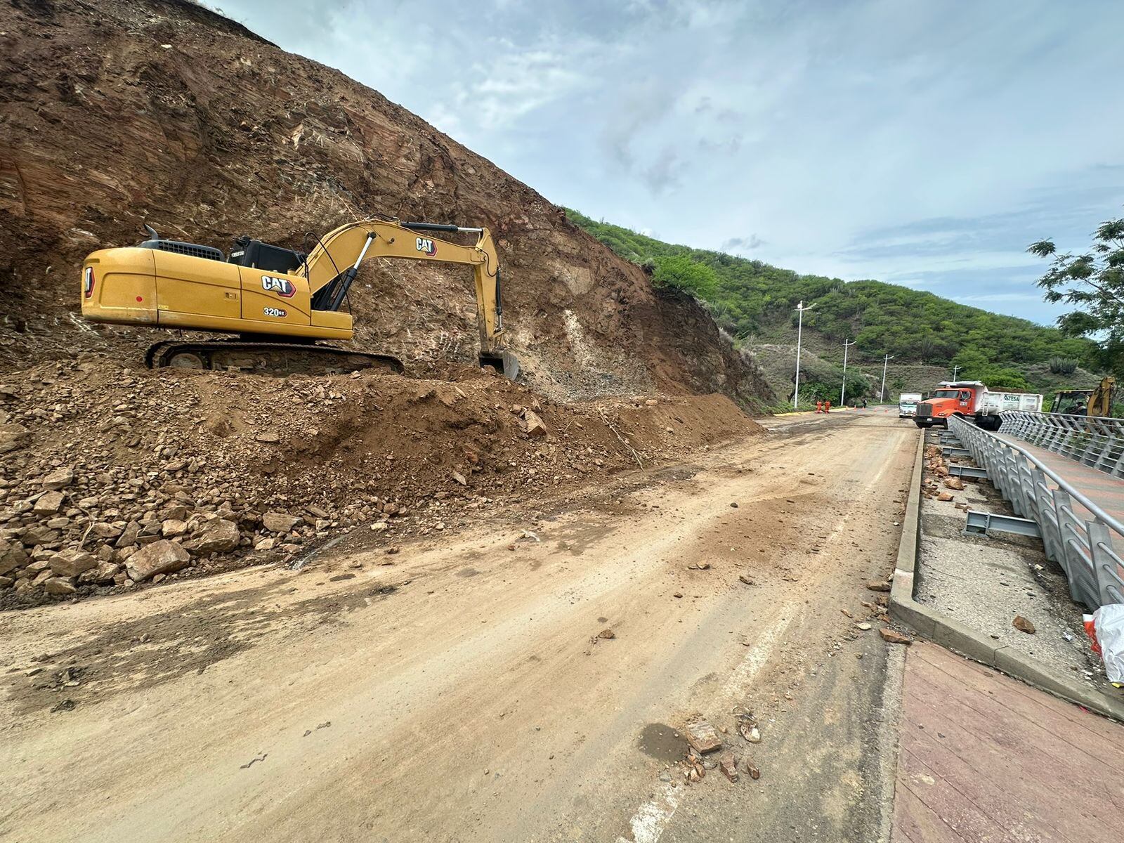 Durante el pasado fin de semana, se atendió un deslizamient en la vía Ziruma - Cortesía Alcaldía de Santa Marta