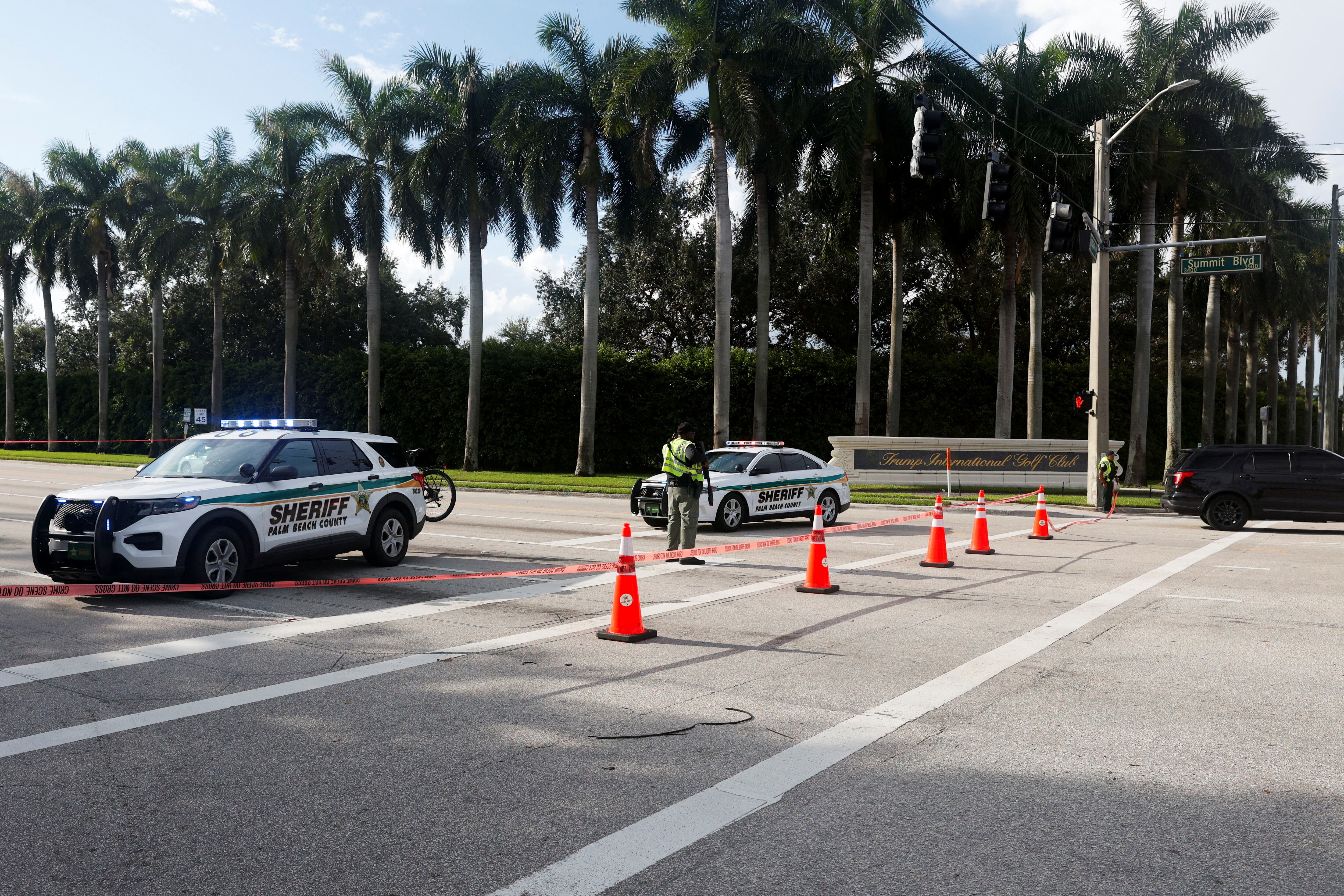 Agentes del Servicio Secreto impidieron que el supuesto agresor se aproximara lo suficiente al candidato republicano, quien se encontraba jugando golf.  REUTERS/Marco Bello