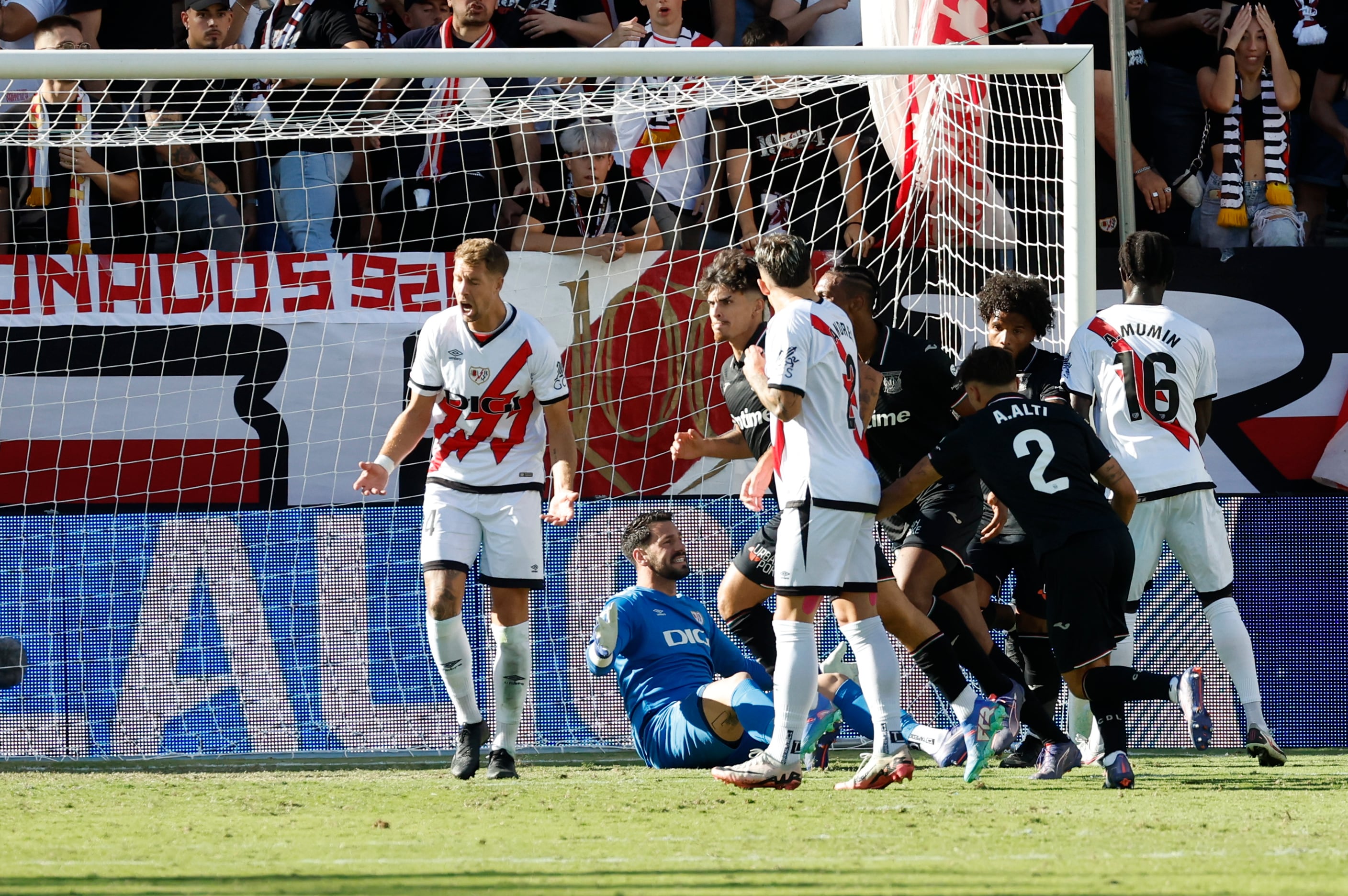 El defensa francés del Rayo Vallecano Florian Lejeune (i) se lamenta tras una acción durante un encuentro correspondiente a la jornada 8 de LaLiga EA Sports disputado este sábado entre el Rayo Vallecano y el Leganes en el Estadio de Vallecas en Madrid-crédito J.J.Guillén/EFE
