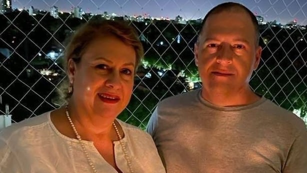 Victoria Eugenia Henao junto a su hijo Juan Pablo Escobar. Foto: Facebook.