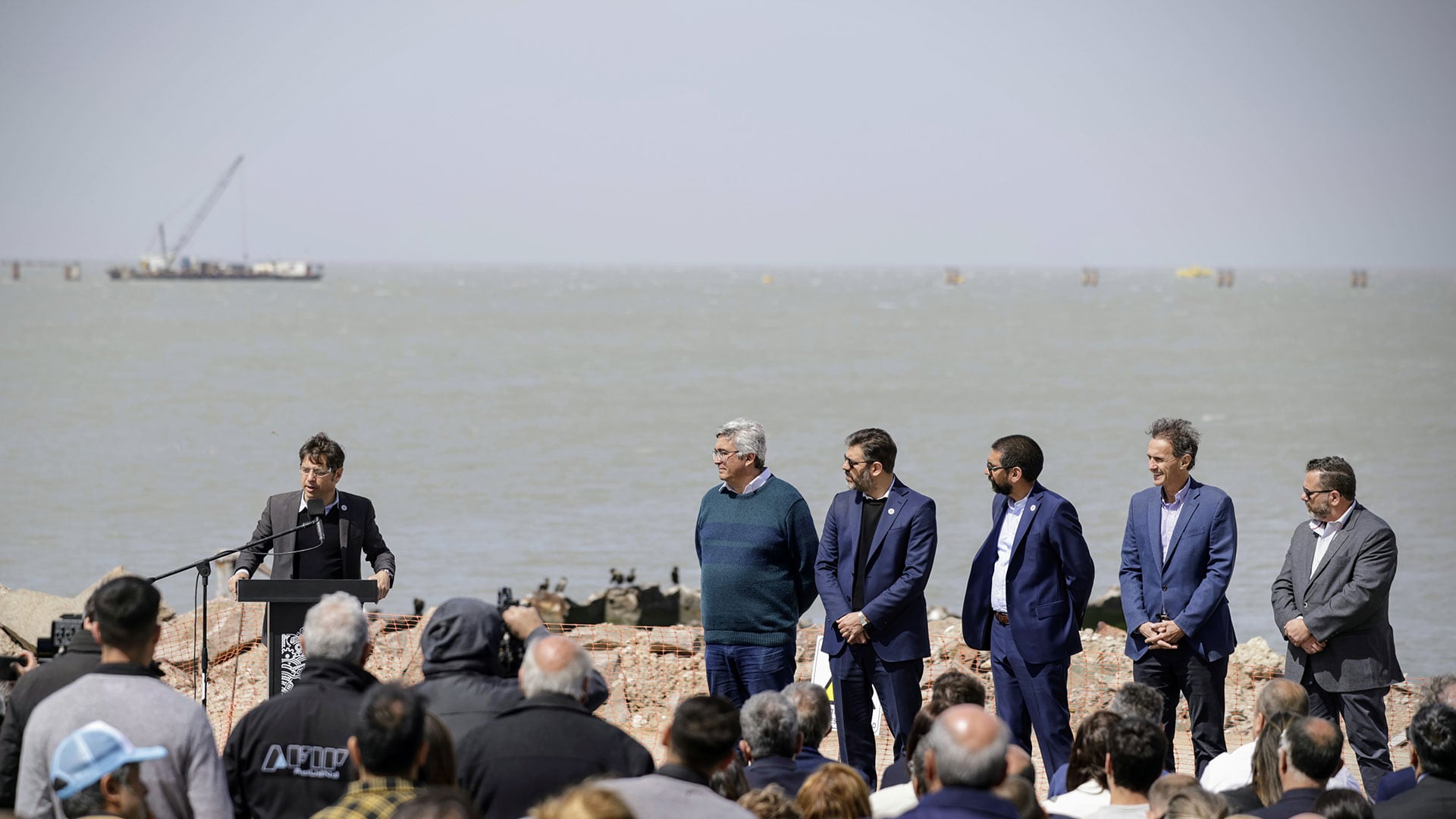 Axel Kicillof en el puerto de Coronel Rosales