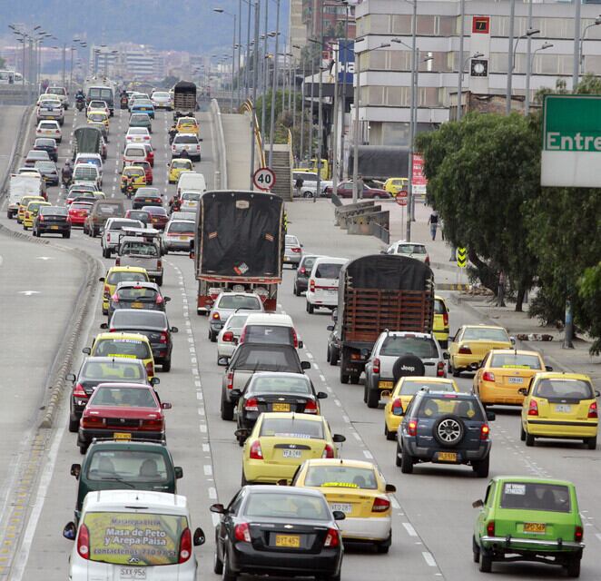 Veeduría Distrital propuso pico y placa para vehículos híbridos en Bogotá - crédito Colprensa