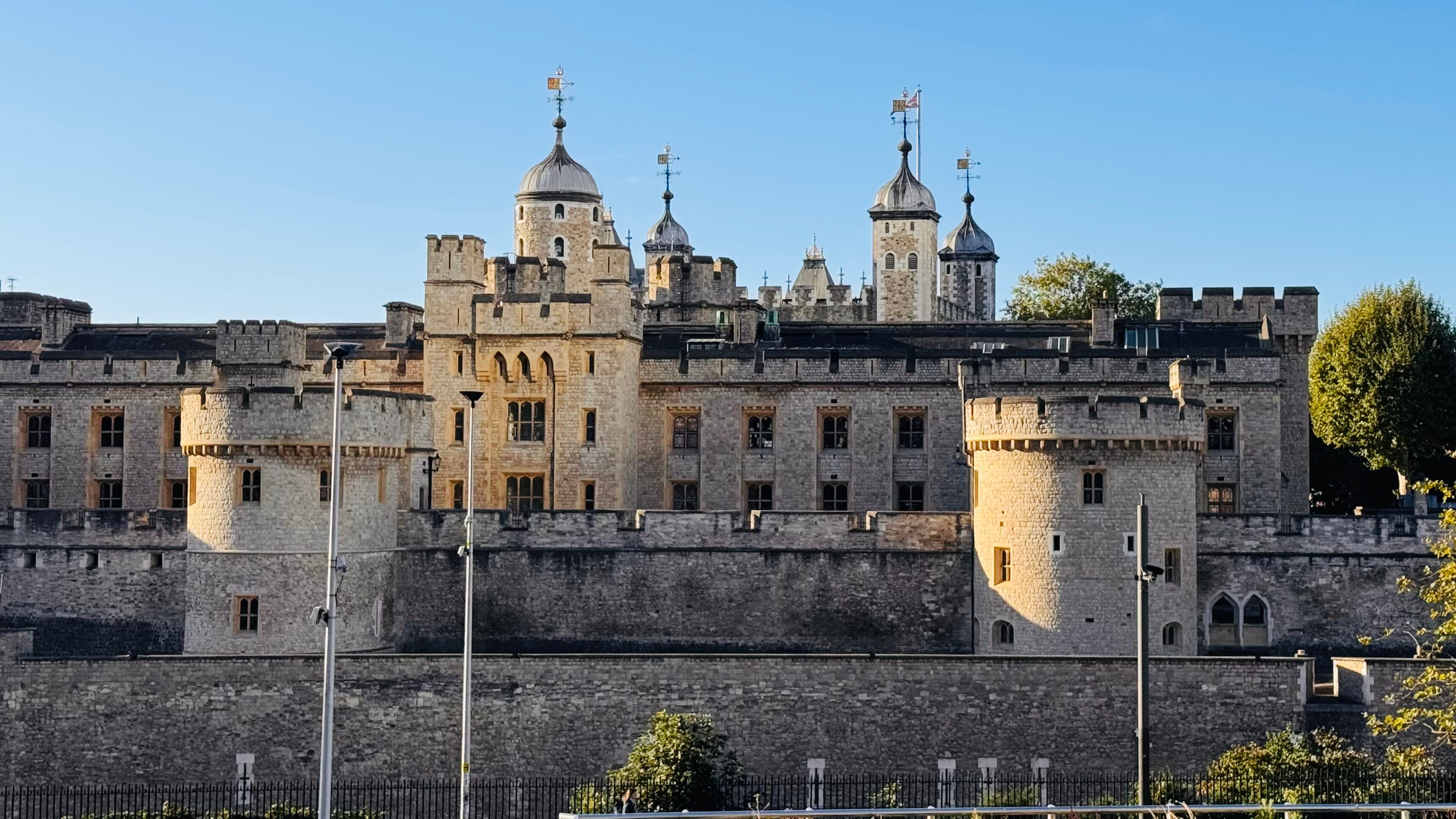 Lugares icónicos de Londres que no pueden faltar en tu visita. La capital del Reino Unido ofrece una rica mezcla de historia, cultura y modernidad. Desde el Tower of London hasta el palacio de Buckingham, un repaso por los rincones que definen esta ciudad única