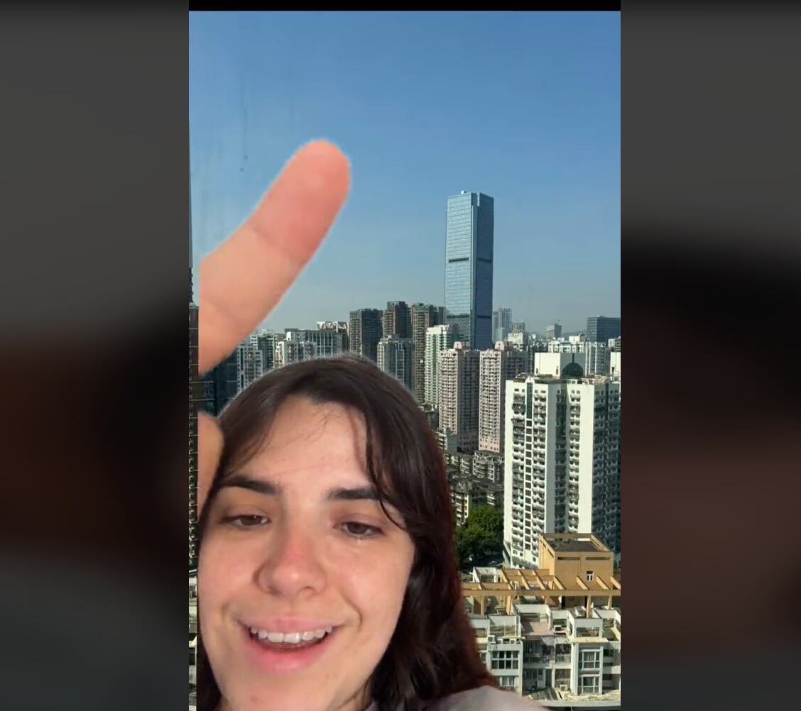 Claudia señalando el edificio en el que vive en China (@clauperezgi / TikTok)