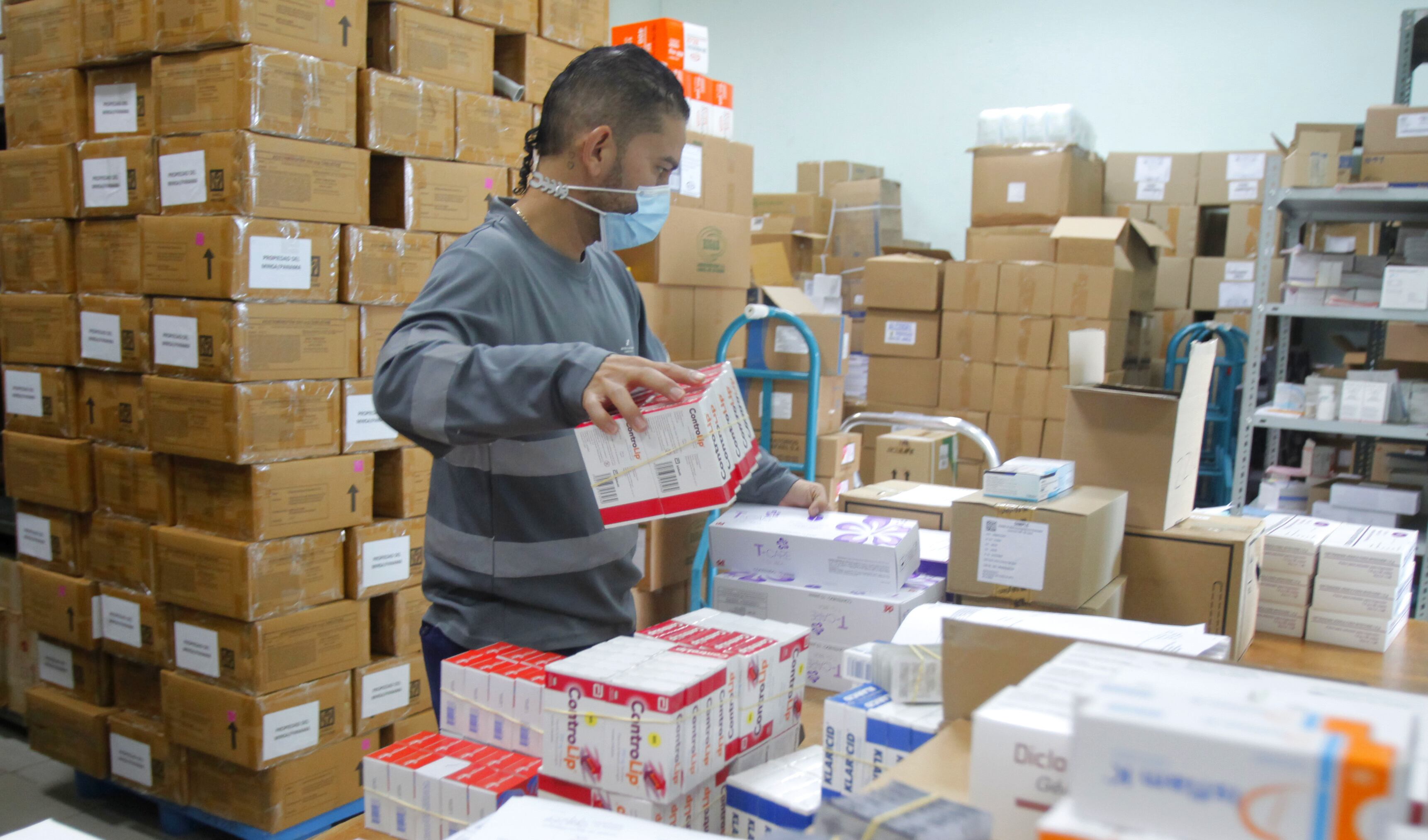 Fotografía de archivo de un trabajador que clasifica cajas de medicamentos. EFE/ Carlos Lemos
