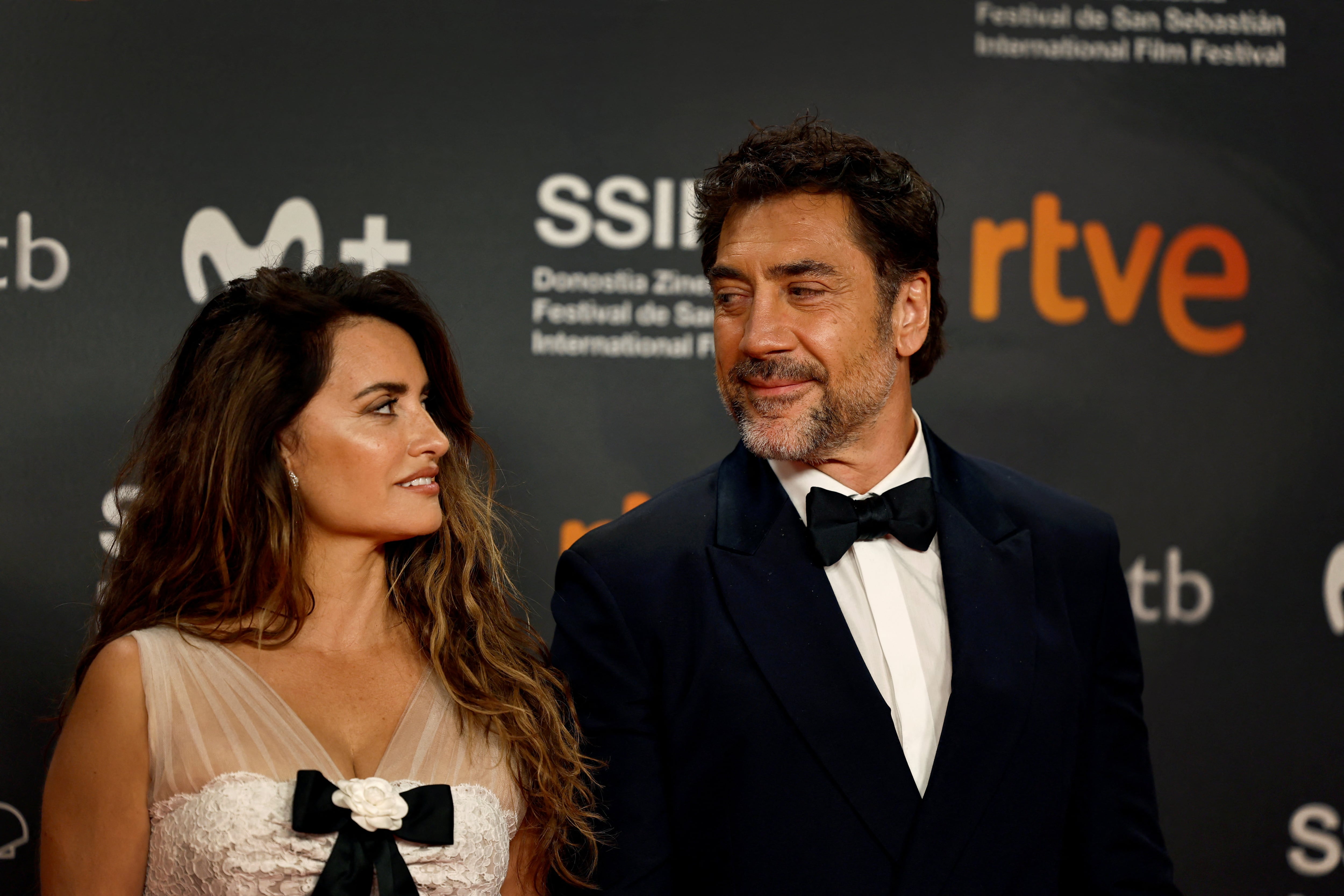 Javier Bardem junto a Penélope Cruz, antes de recibir el Premio Donostia por su trayectoria en el Festival de Cine de San Sebastián, en San Sebastián, España, el 20 de septiembre de 2024. (REUTERS/Vincent West)