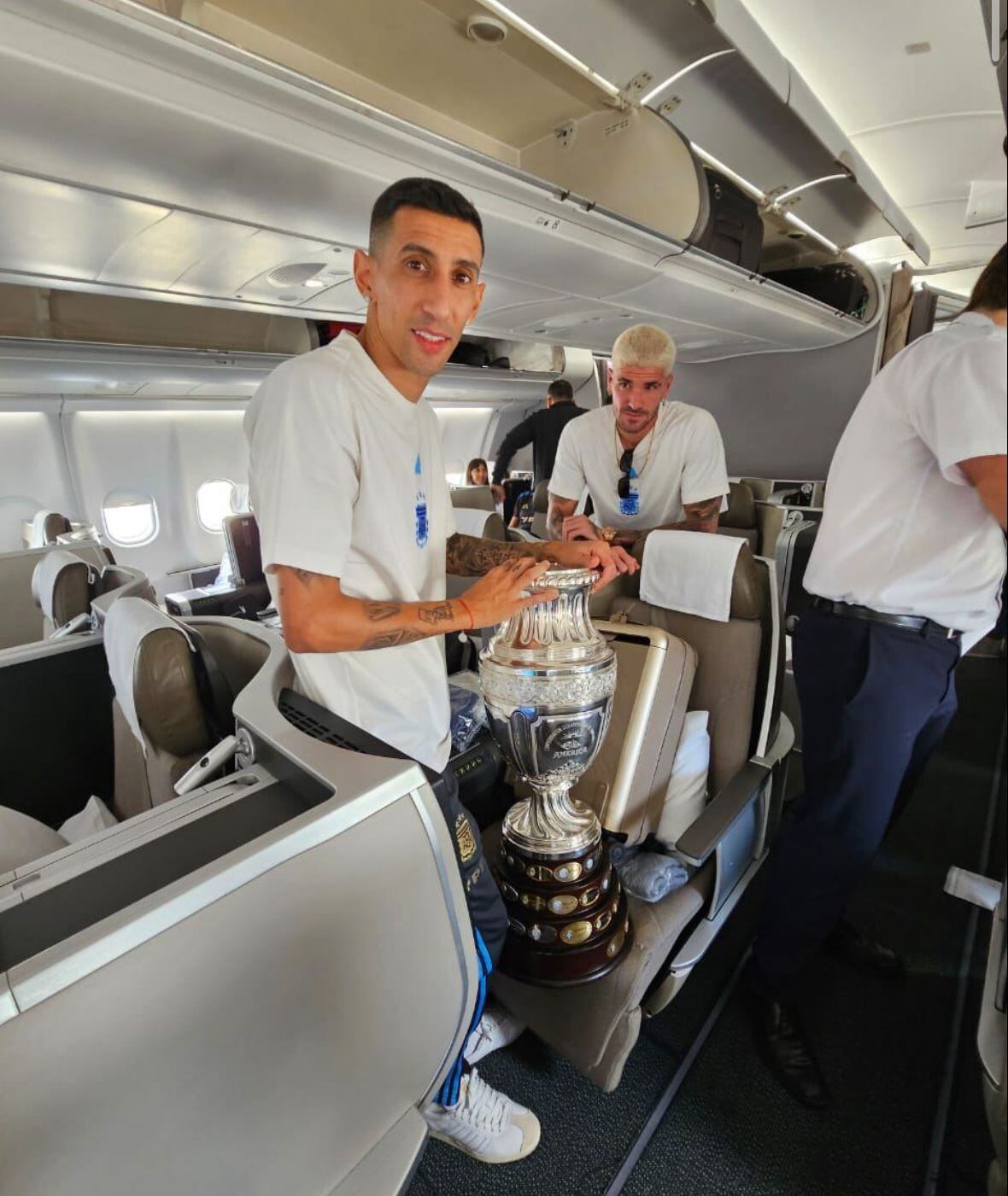 Di María con el trofeo de la Copa América en el avión