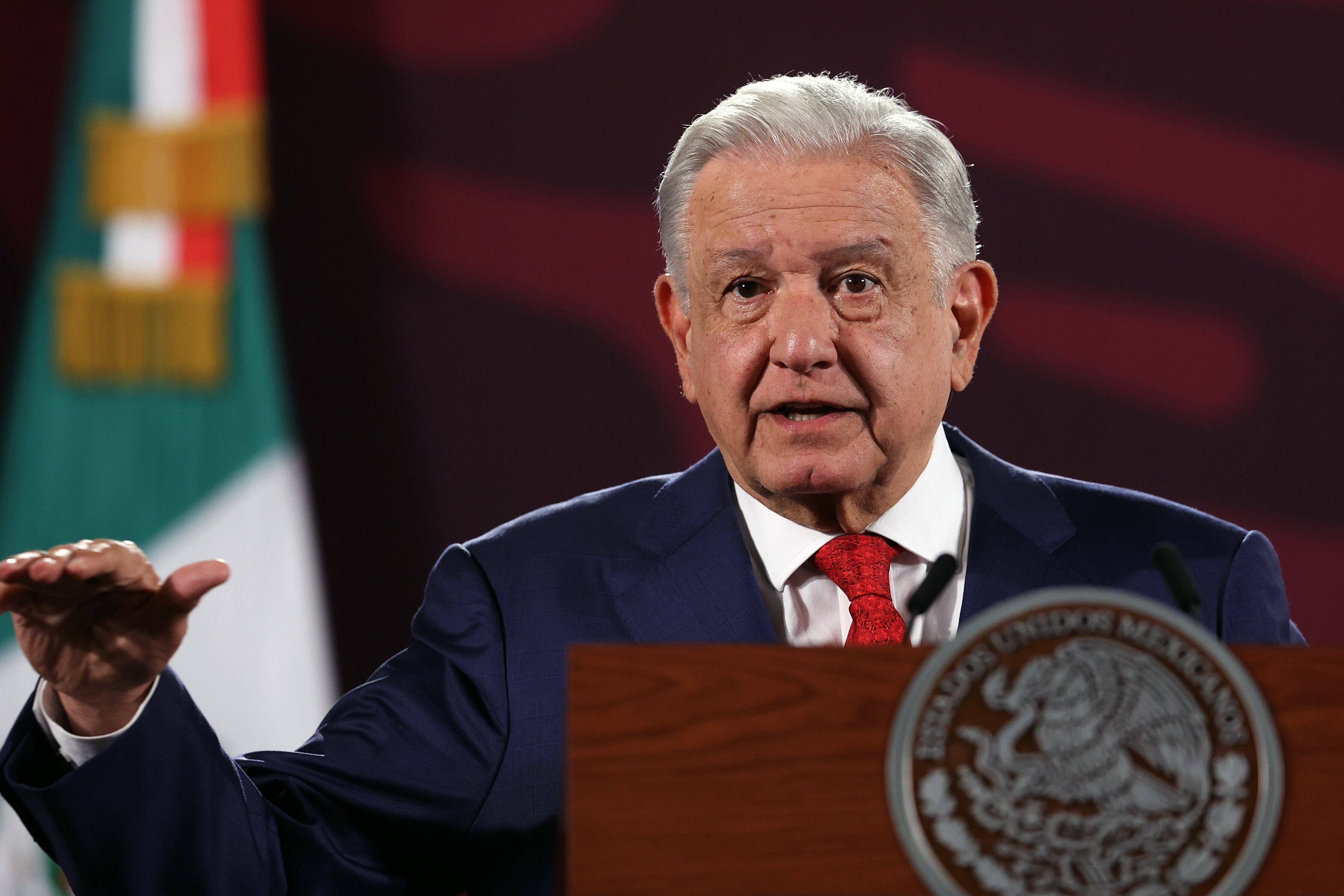 El presidente de México Andrés Manuel López Obrador habla durante una conferencia de prensa matutina en Palacio Nacional en Ciudad de México (México). (EFE/ Sáshenka Gutiérrez) 